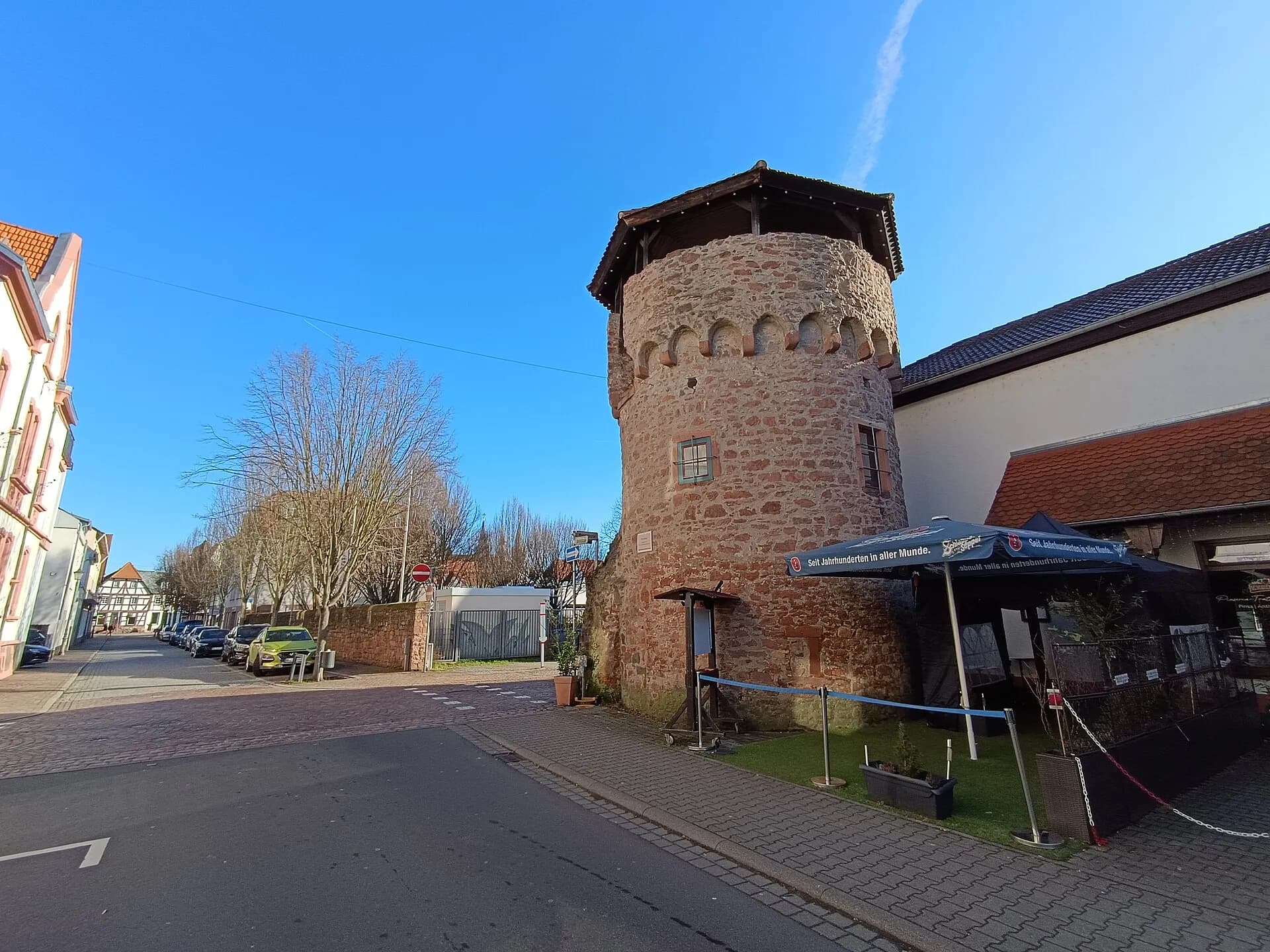 Bahnhofstraße mit Steinheimer Torturm in Seligenstadt