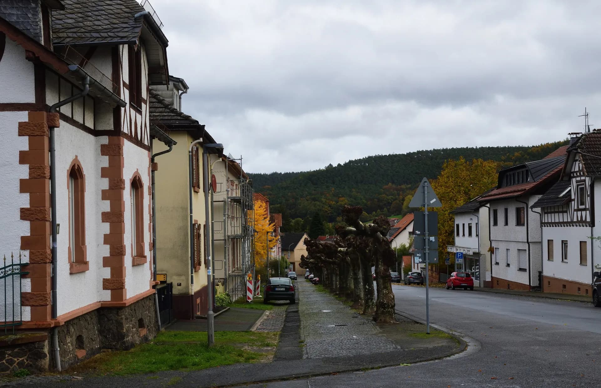Straßenzug der Bahnhofstraße in Höchst im Odenwald
