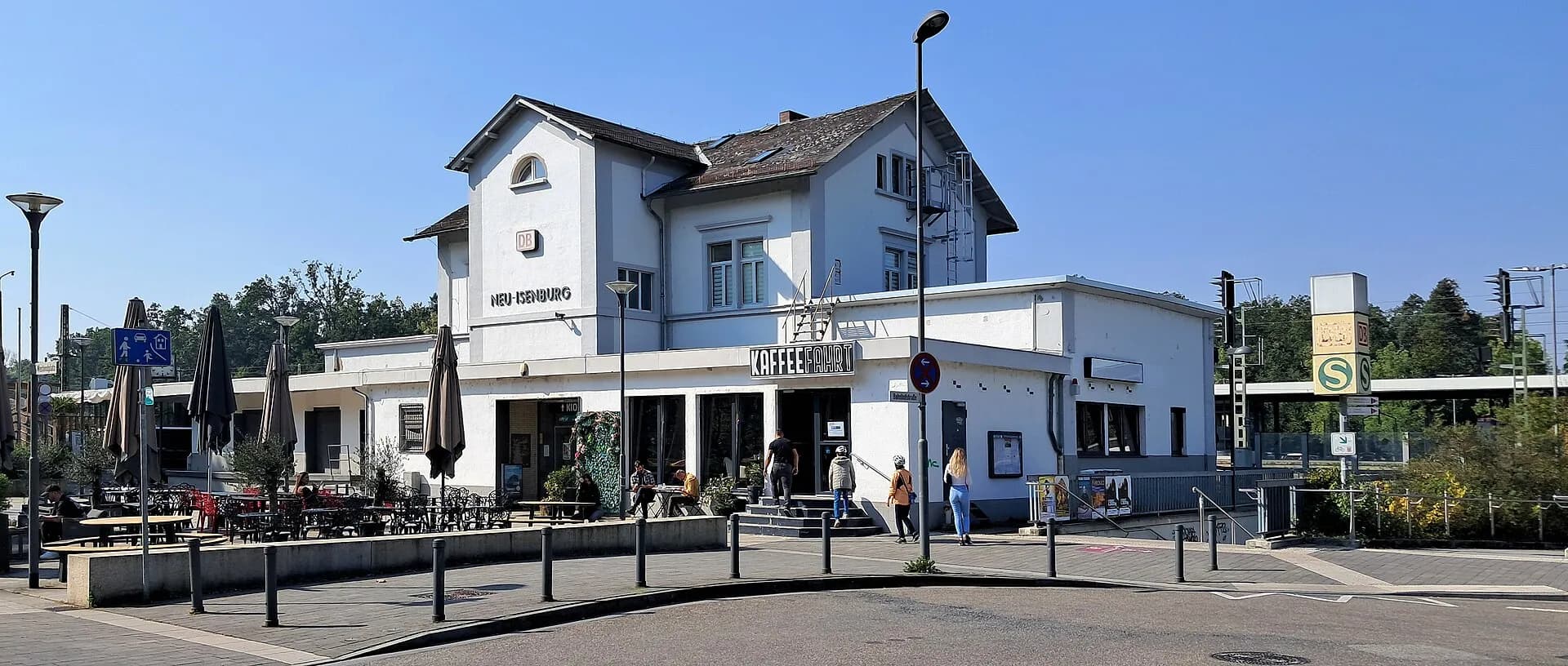 Bahnhofsgebäude mit Vorplatz in Neu-Isenburg