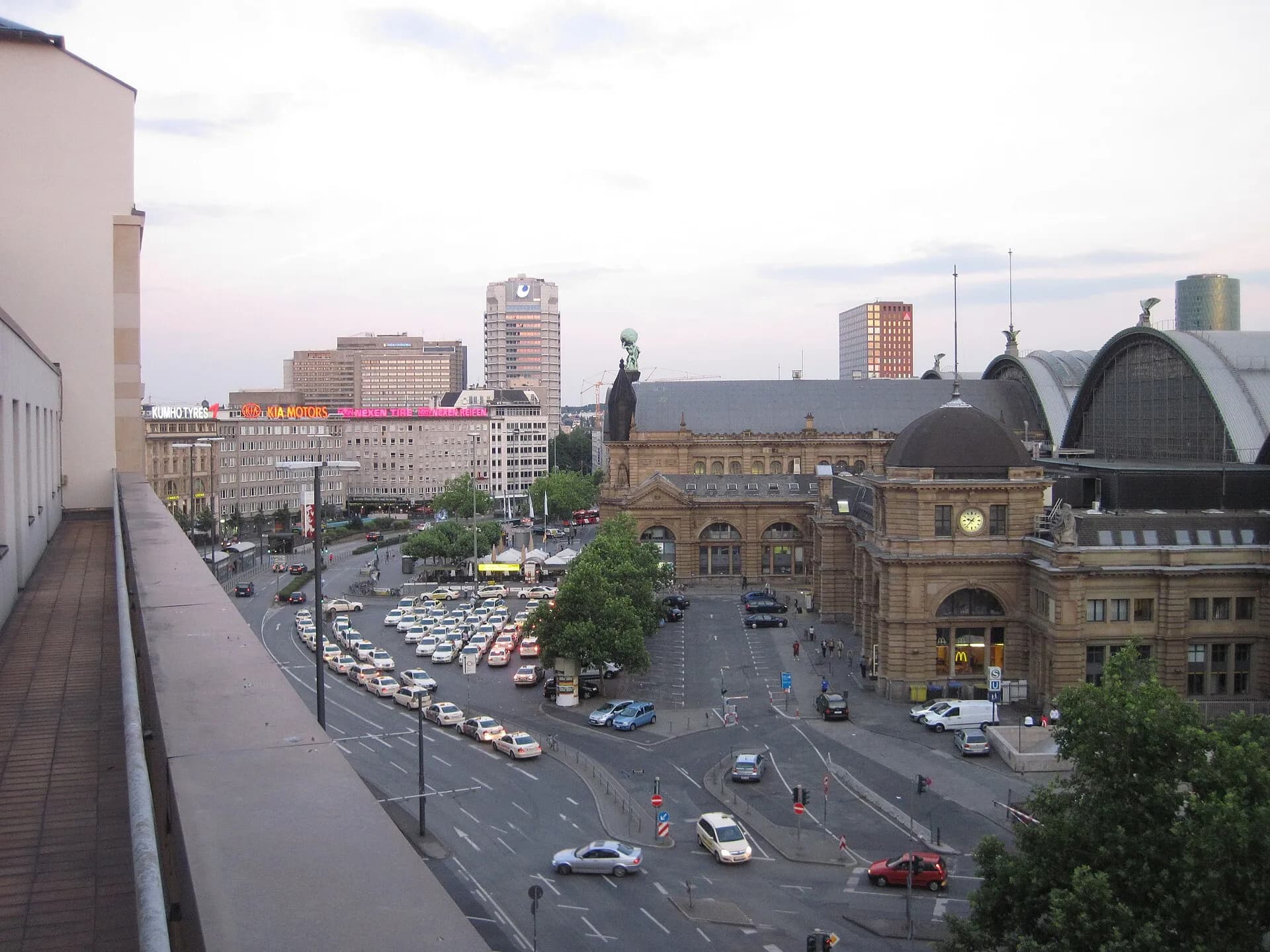 Bahnhofsvorplatz im Frankfurter Bahnhofsviertel von Norden