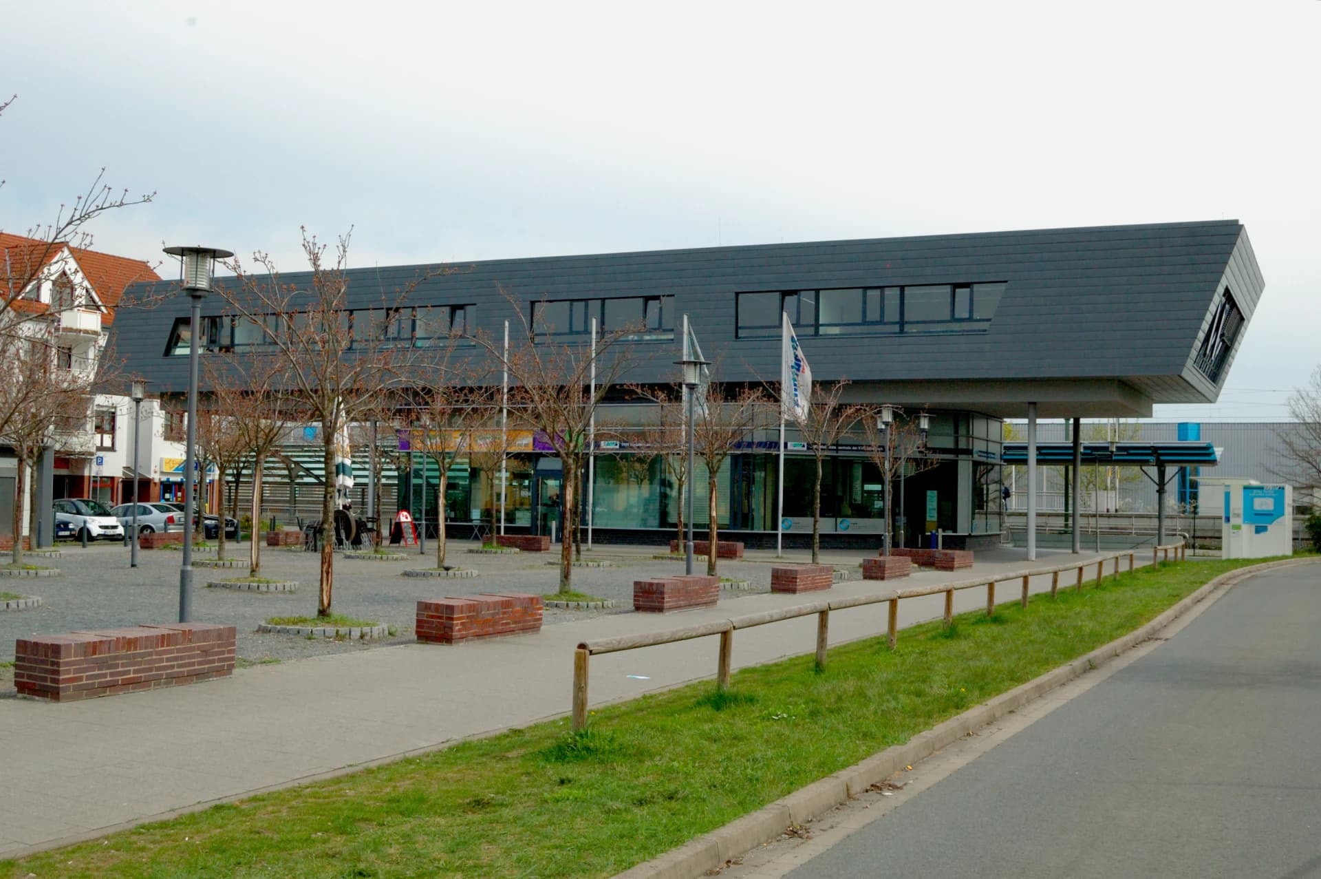 Bahnhofsvorplatz am Bahnhof Dietzenbach-Mitte