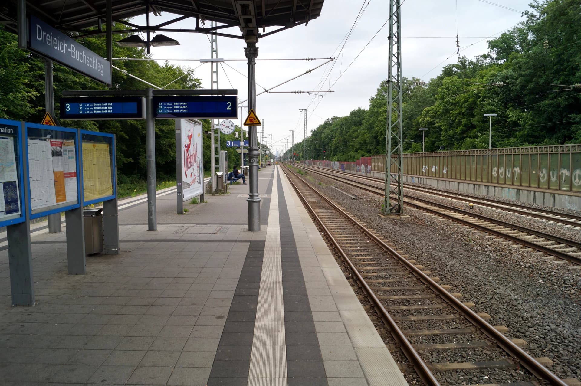 Bahnsteig Richtung Frankfurt am Main am Bahnhof Dreieich-Buchschlag