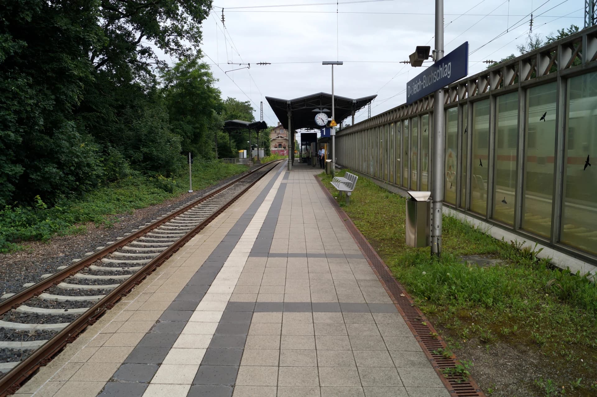 Bahnsteig Richtung Darmstadt am Bahnhof Dreieich-Buchschlag