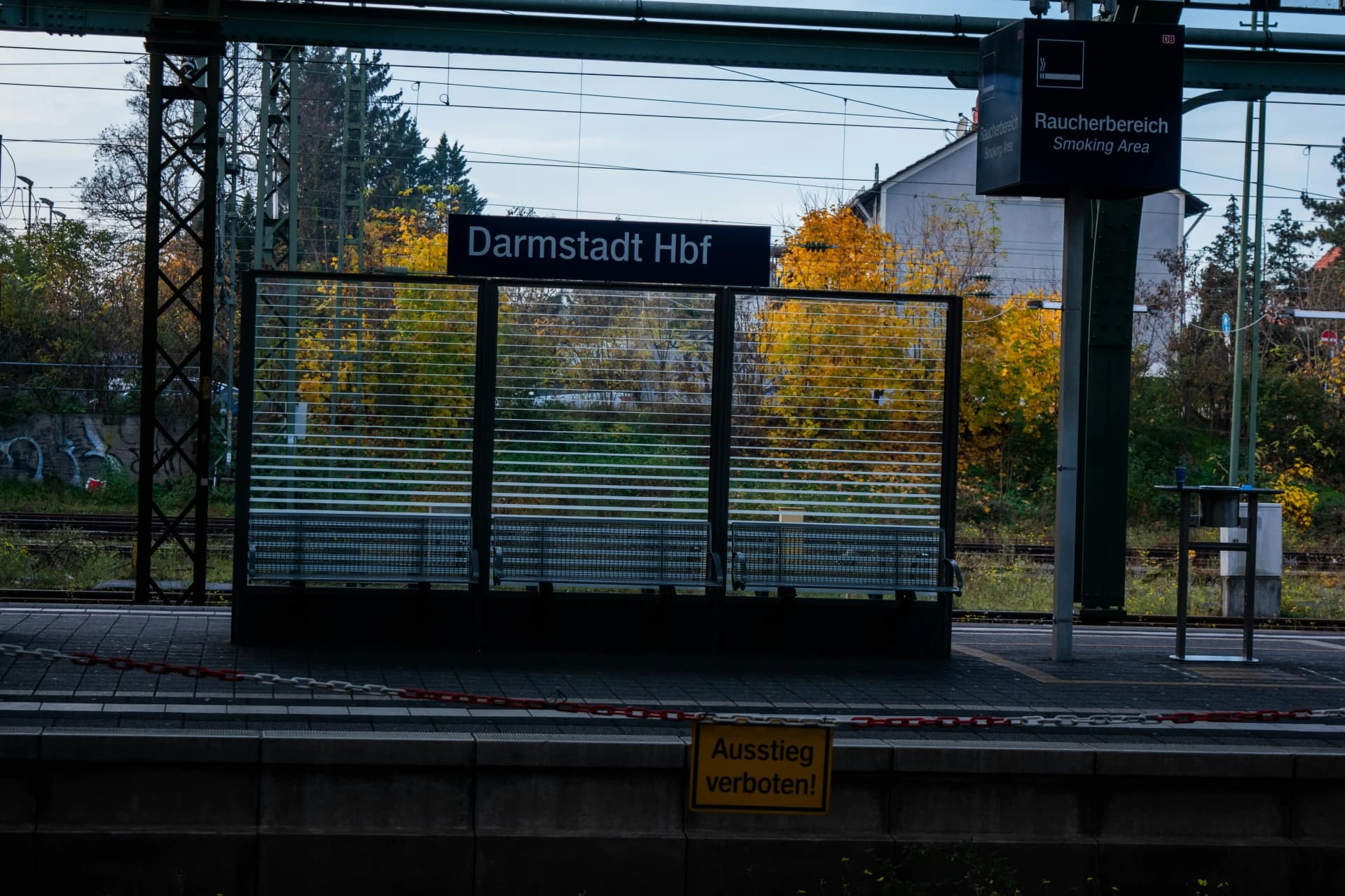 Bahnsteigschild Darmstadt Hbf im Herbst