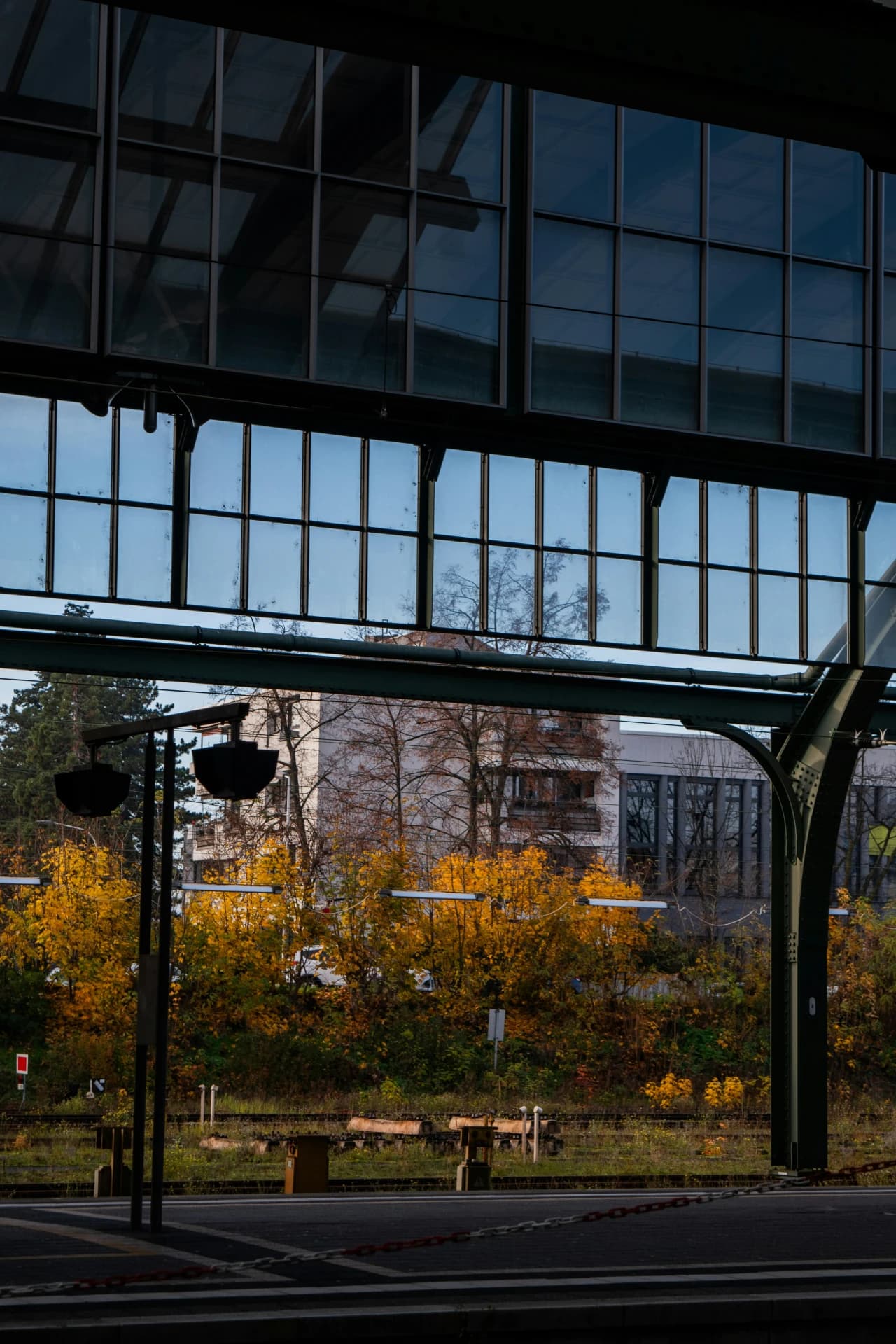 Bahnsteig mit Glasüberdachung im Hauptbahnhof Darmstadt