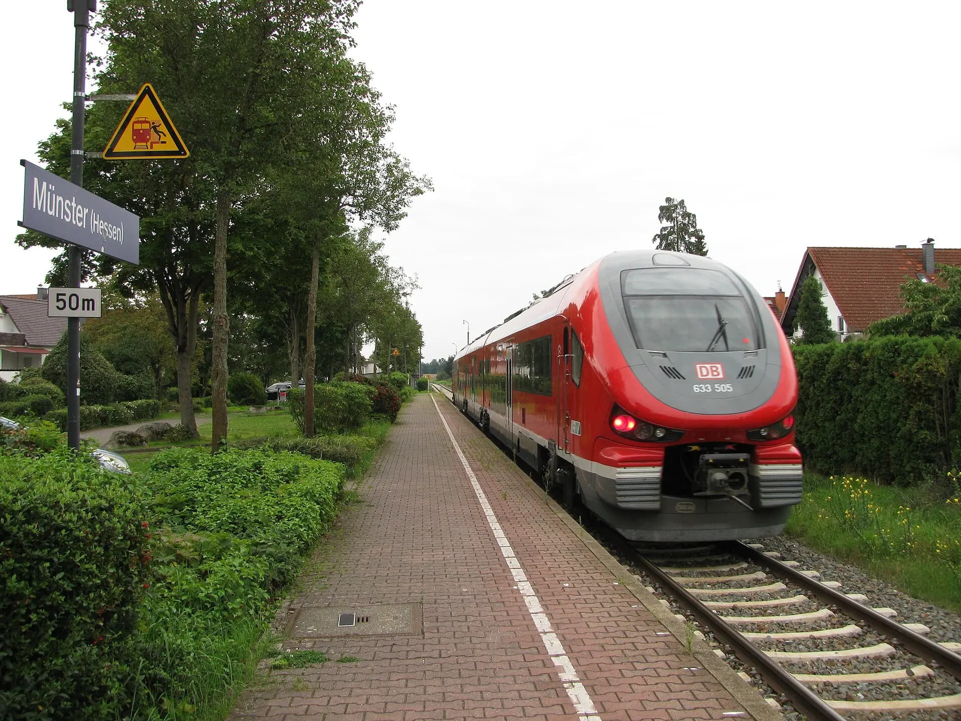 Bahnsteig am Haltepunkt in Münster (Hessen)