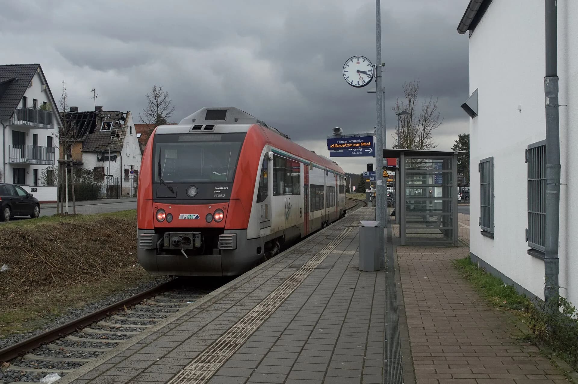 Bahnsteig mit Triebwagen am Haltepunkt in Pfungstadt