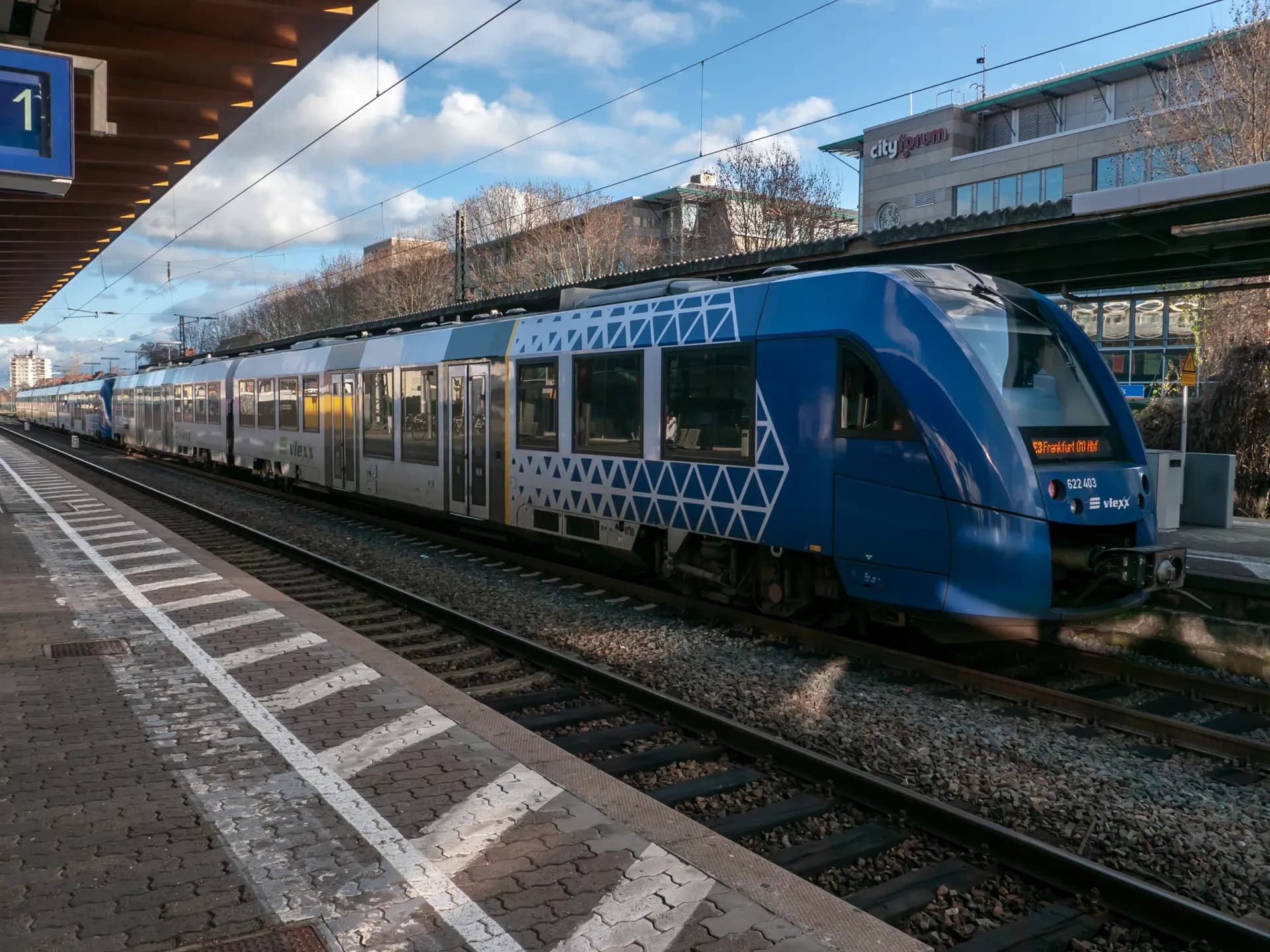 Regionalzug am Bahnsteig in Rüsselsheim