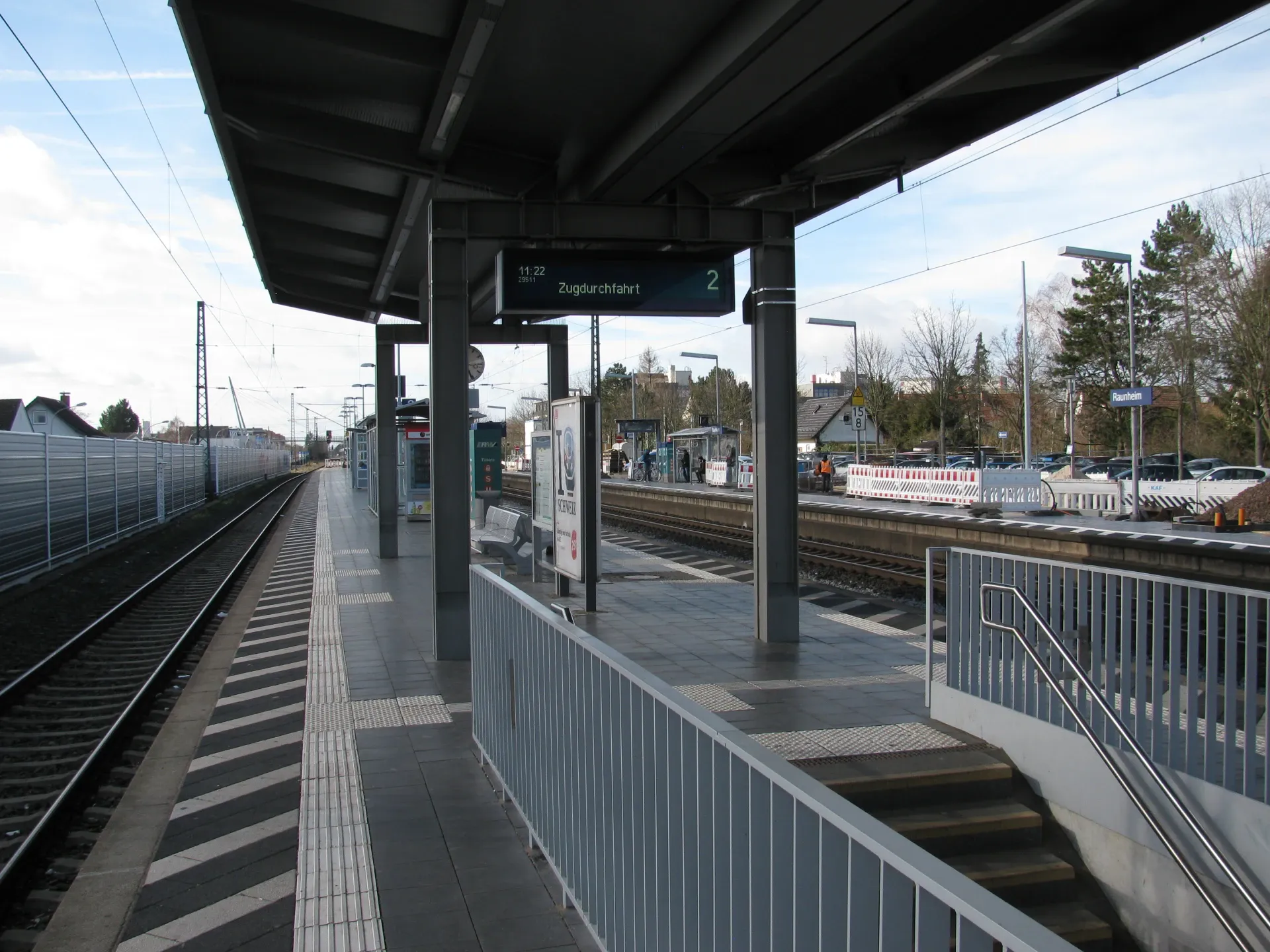 Bahnsteig mit Überdachung am Bahnhof in Raunheim
