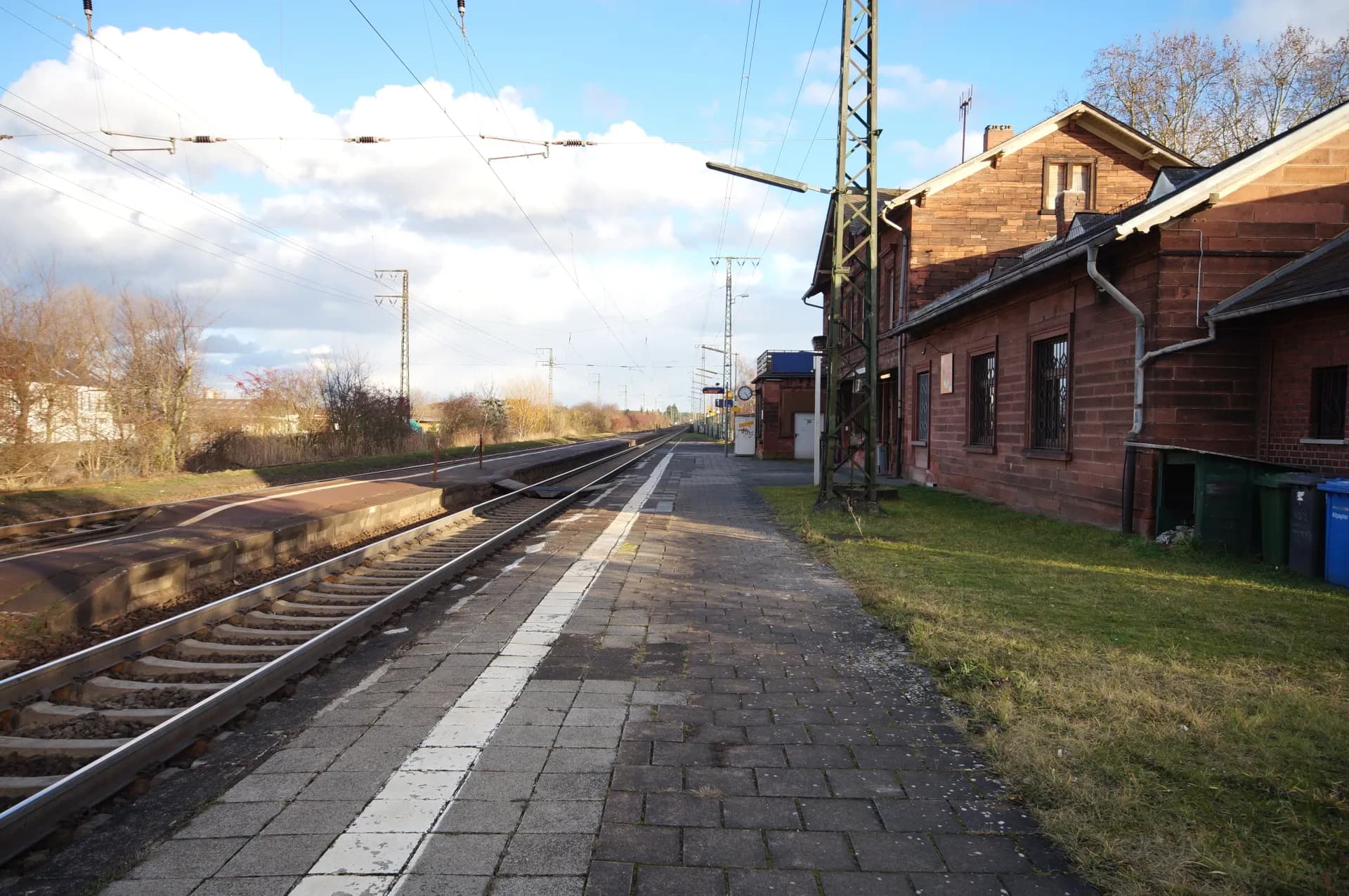 Bahnsteig am Bahnhof Weiterstadt
