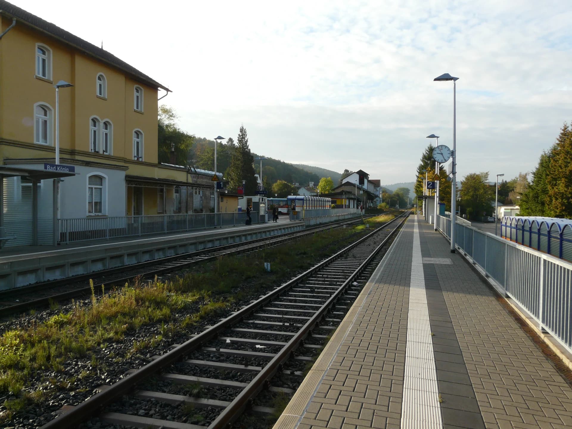 Bahnsteig am Bahnhof in Bad König
