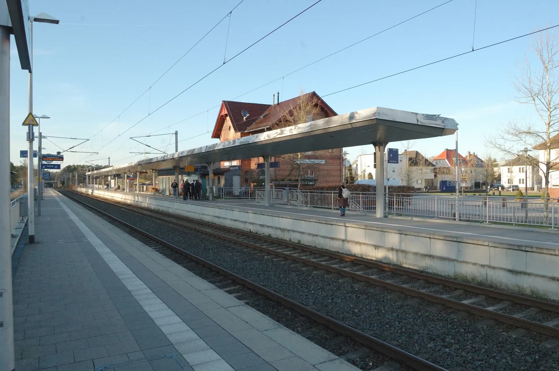 Bahnsteig der Station Heusenstamm