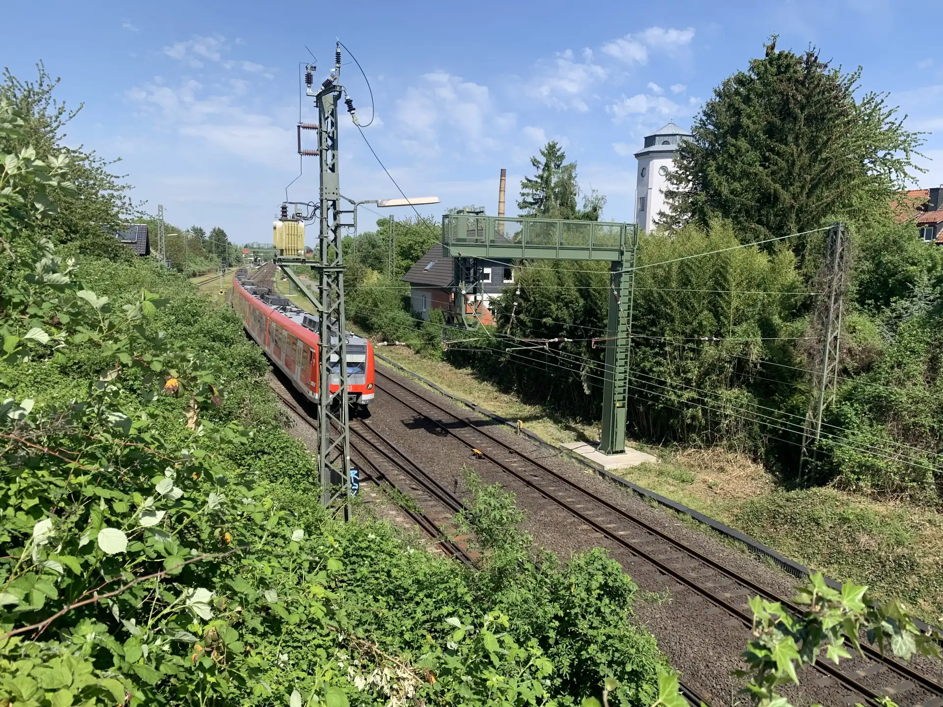 Main-Weser-Bahn am Ortsrand von Nieder-Wöllstadt