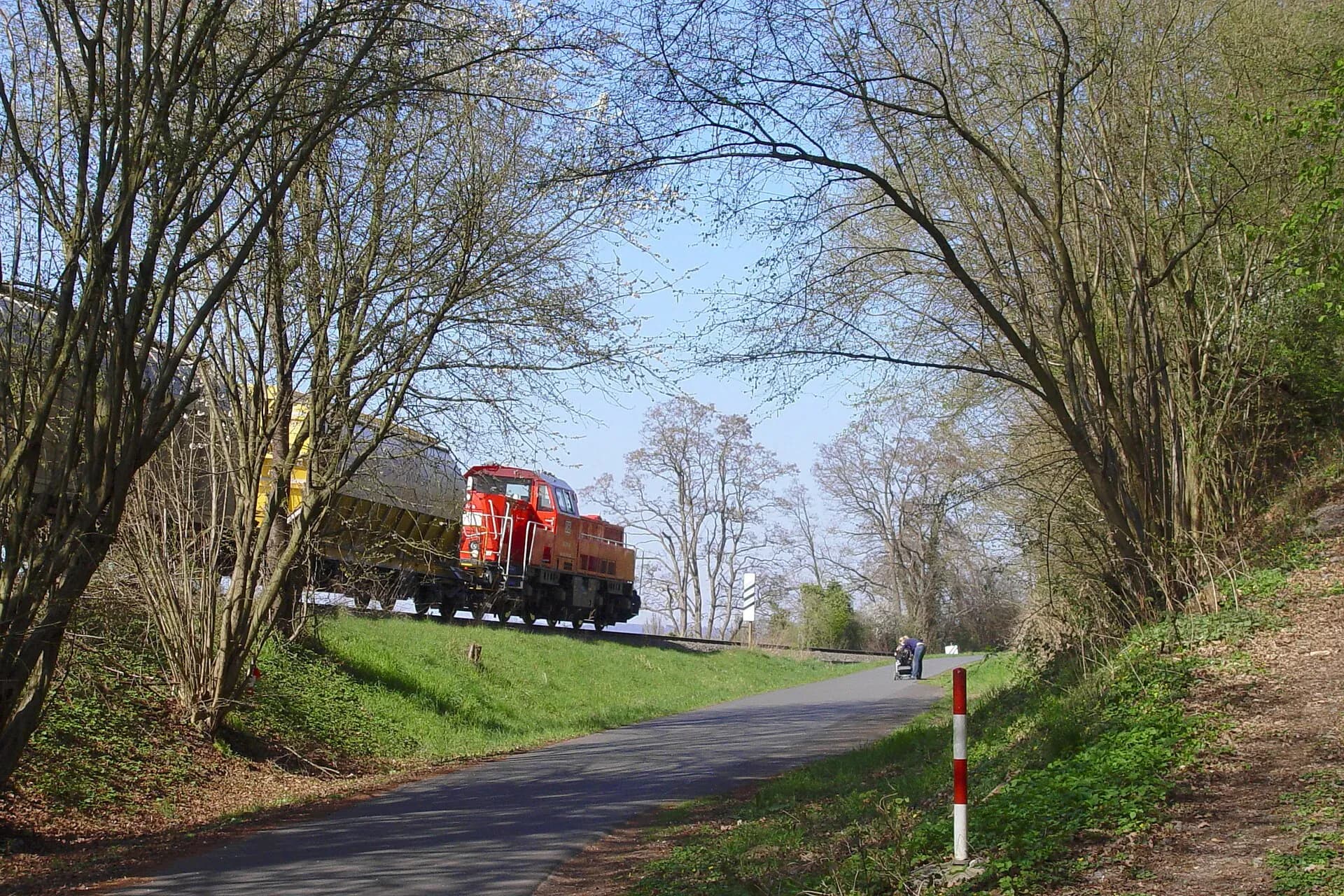 Güterzug an der Bahnstrecke bei Aschaffenburg-Schweinheim