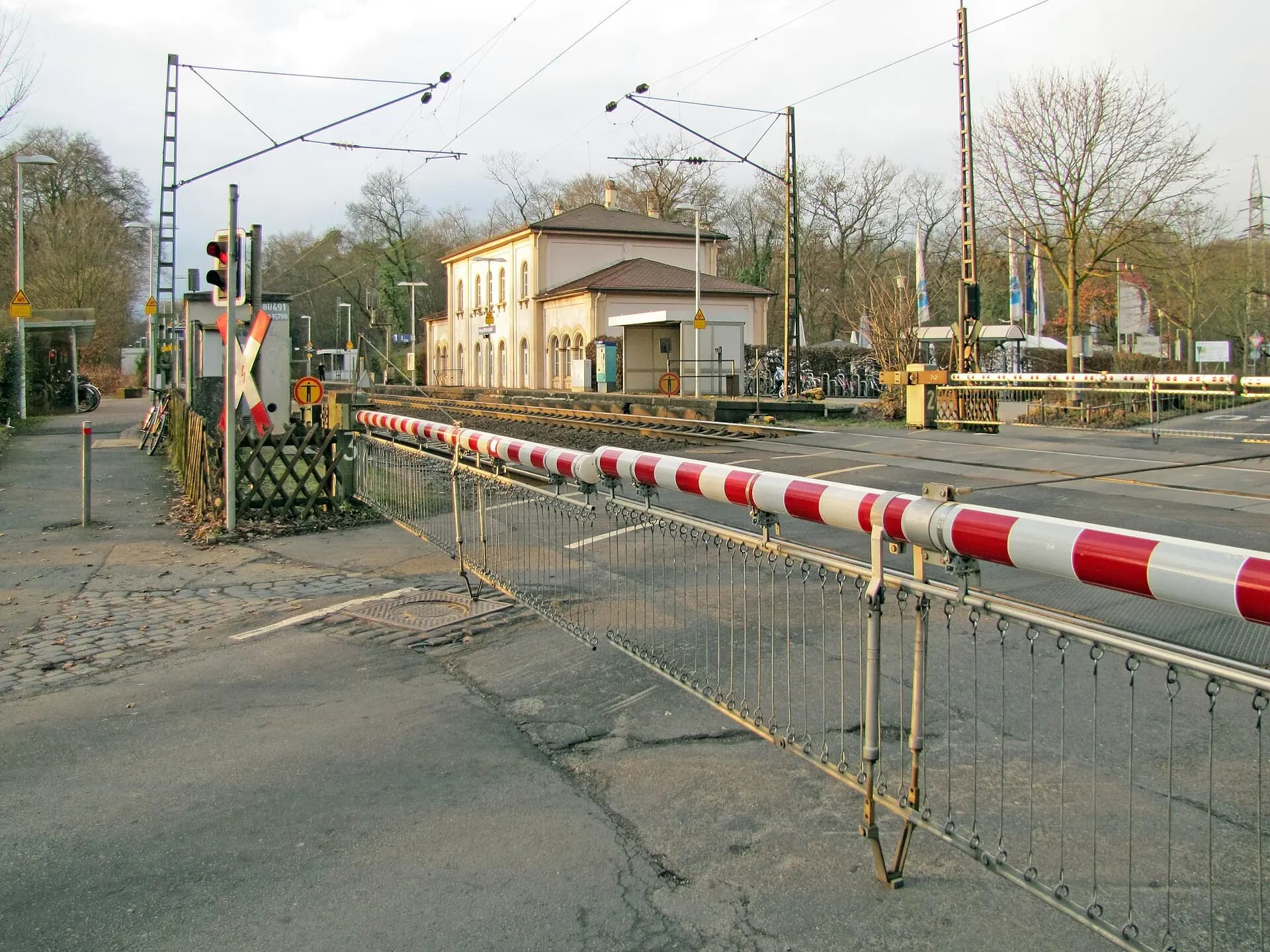 Bahnübergang Burgallee am Bahnhof Wilhelmsbad in Hanau