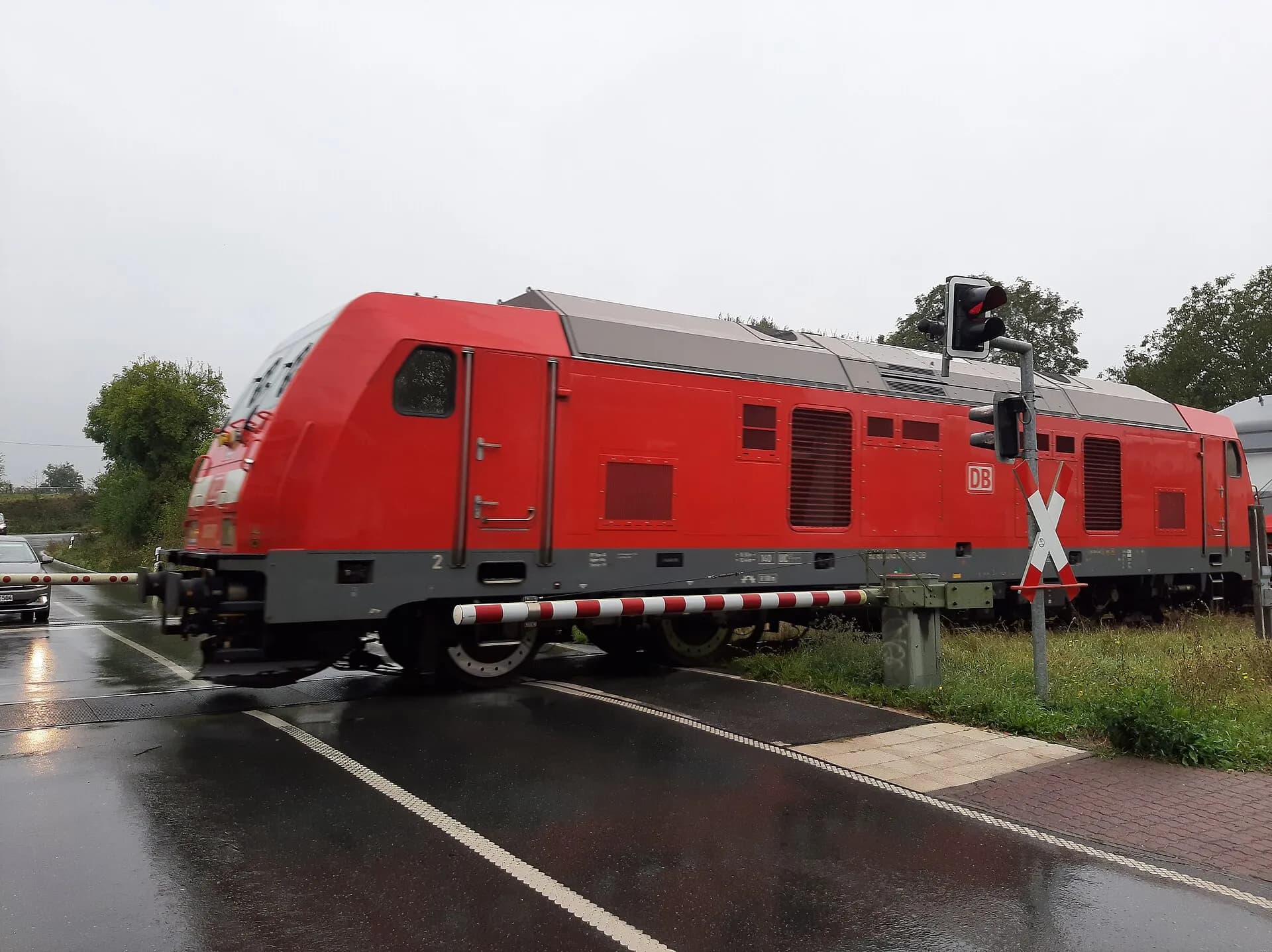 Regionalzug am Bahnübergang Vilbeler Straße in Gronau