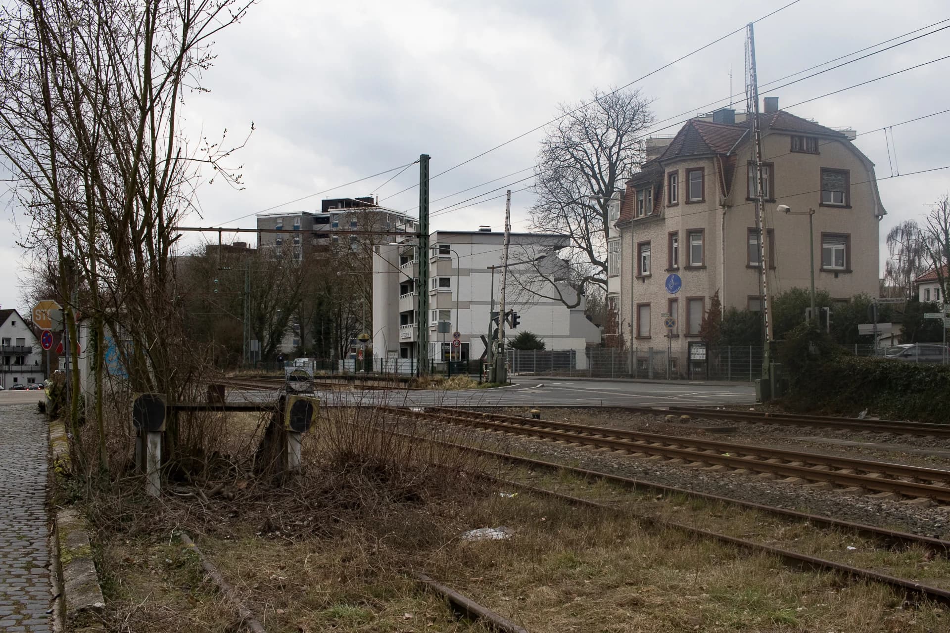 Bahnübergang am Bahnhof Eschborn