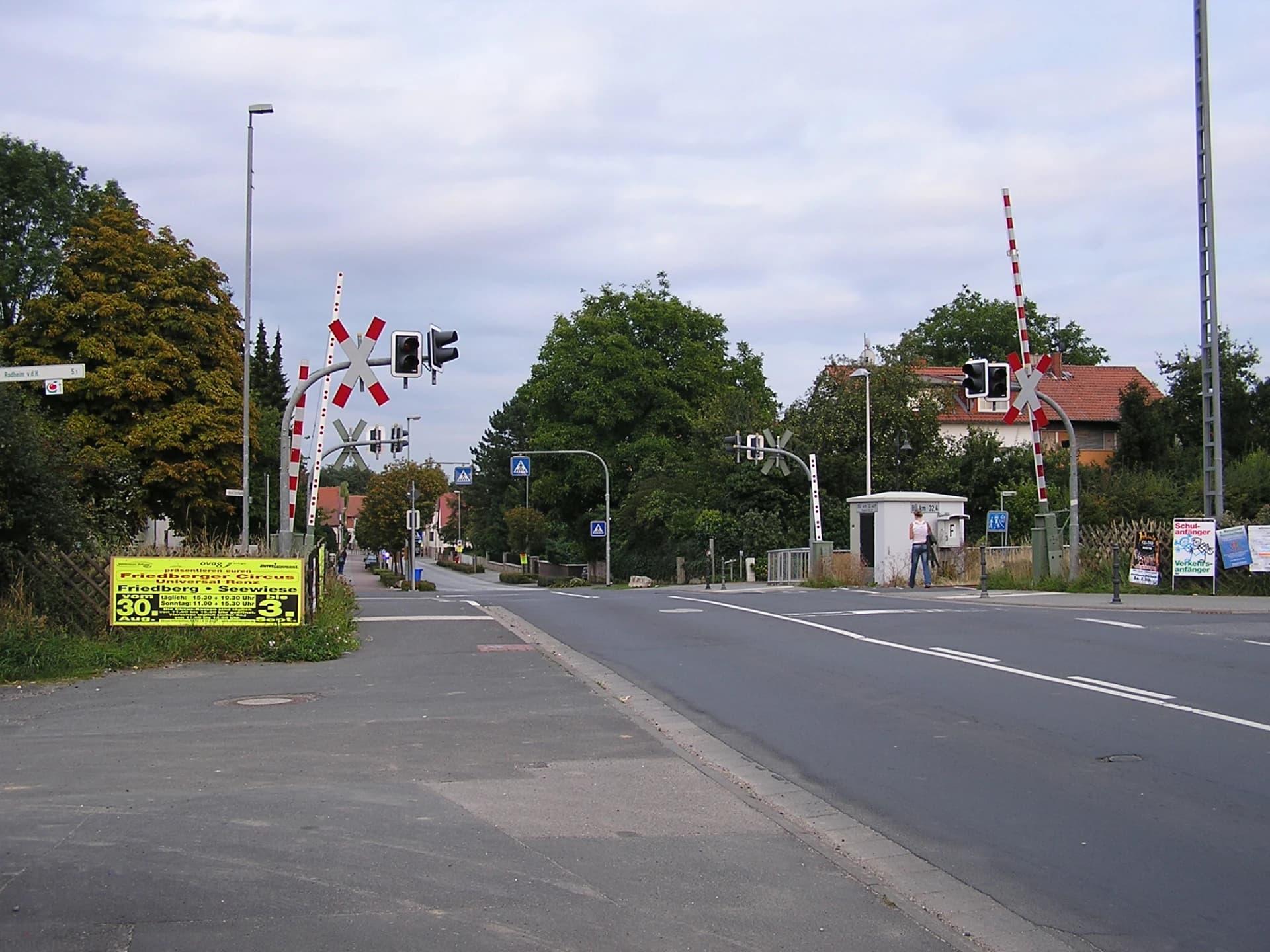 Bahnübergang der Bahnstrecke Friedberg–Friedrichsdorf in Rosbach vor der Höhe