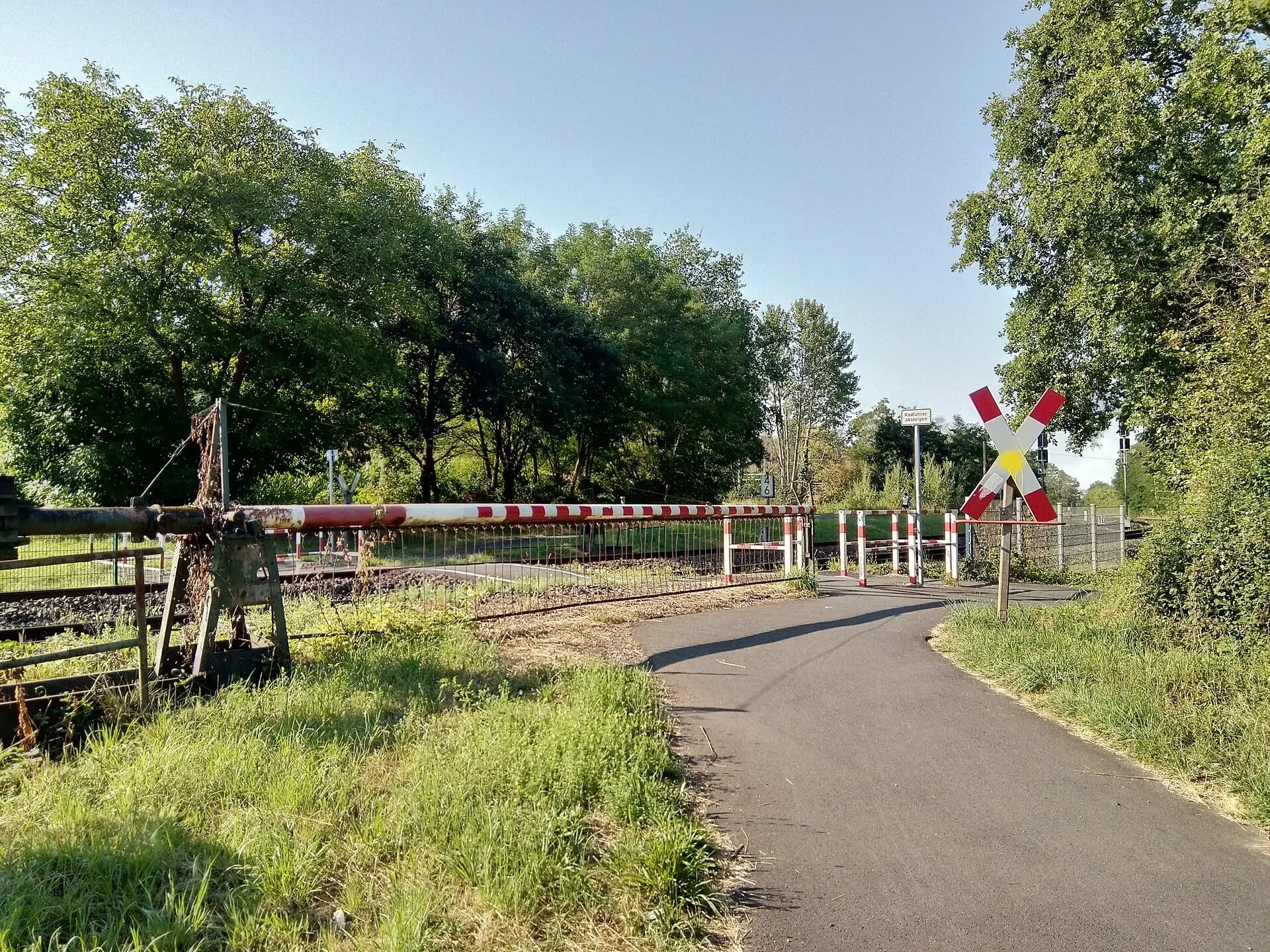 Bahnübergang am Ortsrand von Aschaffenburg-Obernau
