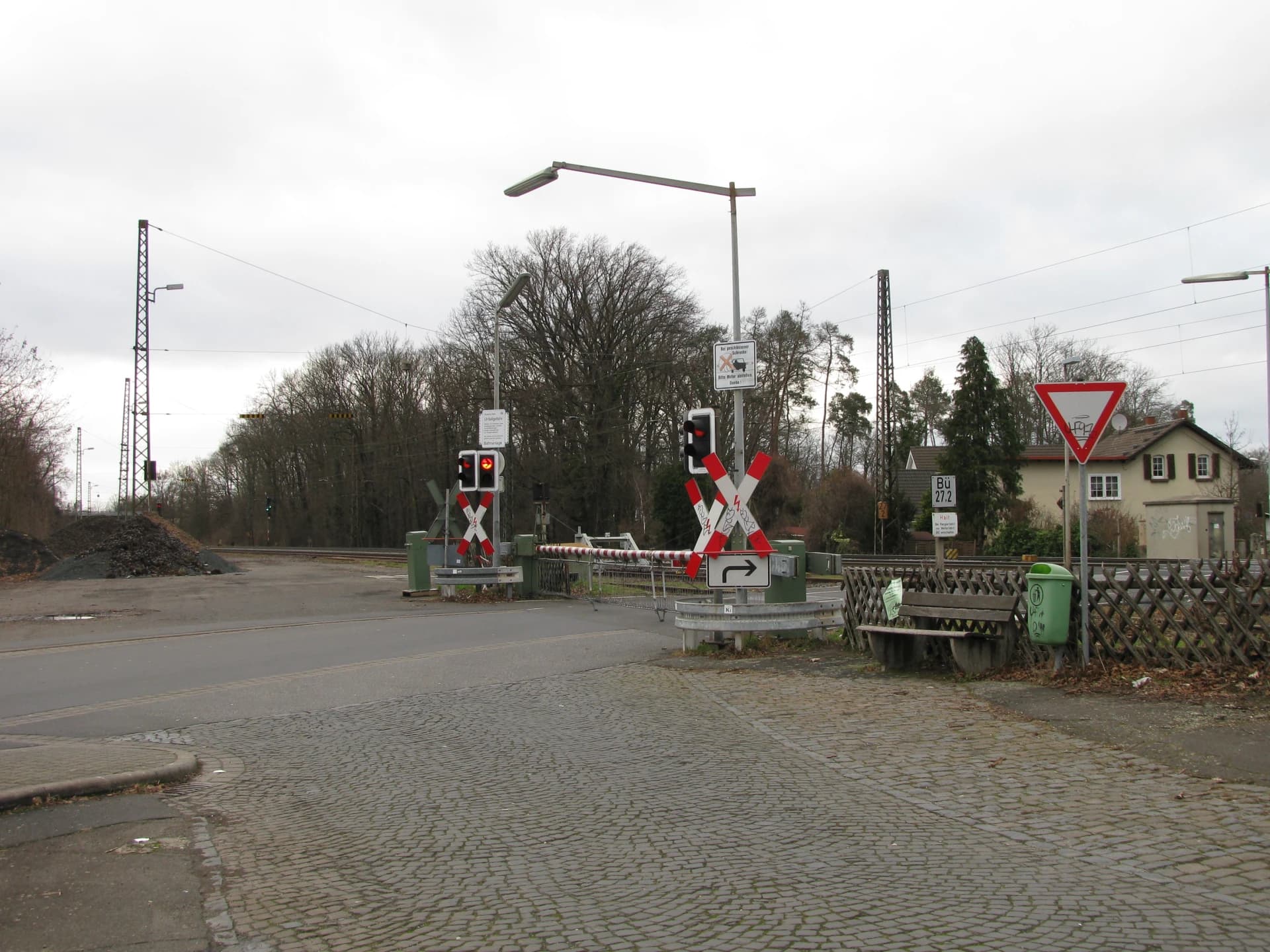 Bahnübergang am Bahnhof in Kahl am Main