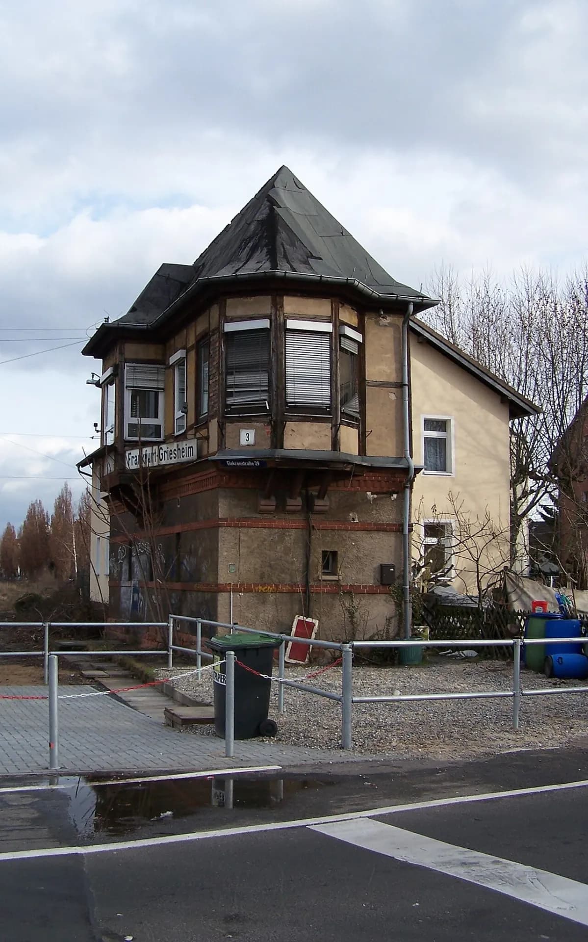 Ehemaliges Bahnwärterhäuschen in Frankfurt Griesheim
