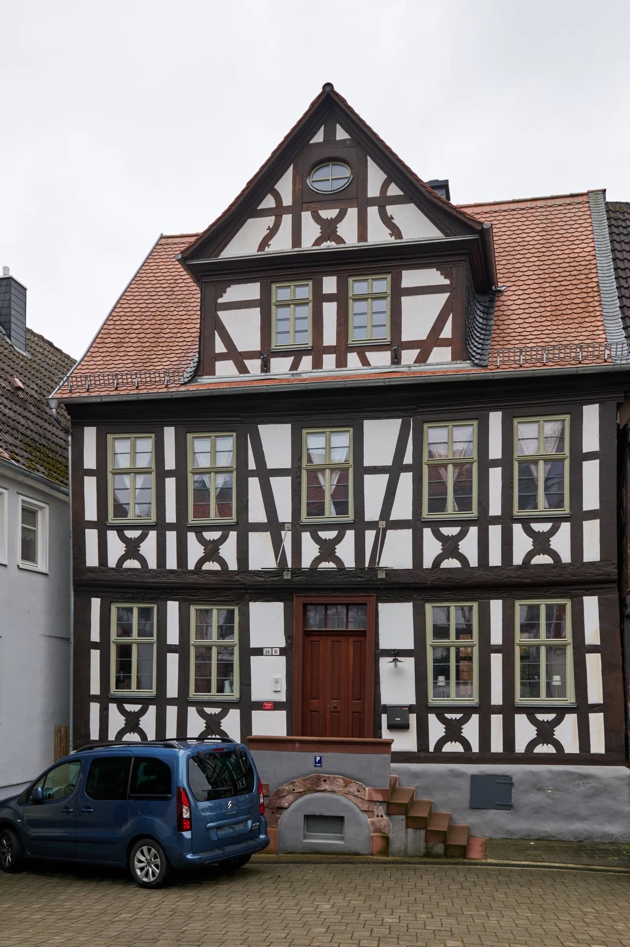Barockes Fachwerkhaus mit Mansarddach in der Friedrich-Ebert-Straße in Nidderau-Windecken