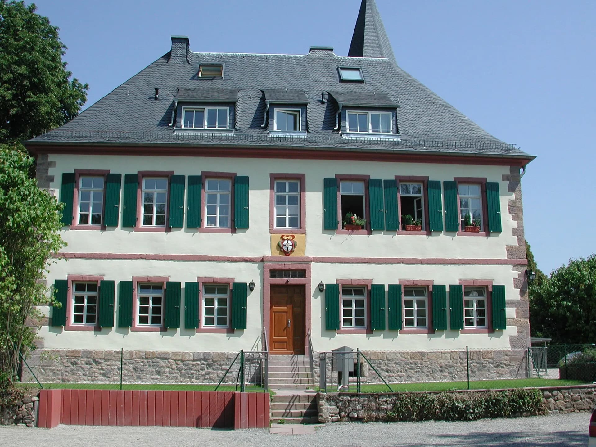 Barockes Pfarrhaus mit grünen Fensterläden in Frankfurt-Preungesheim