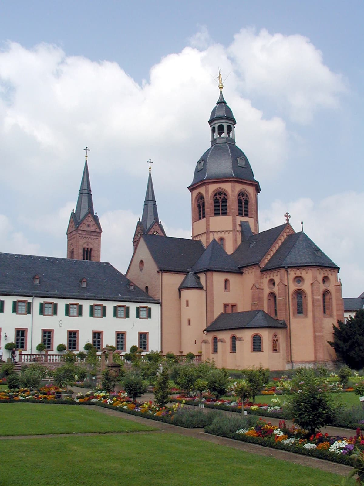 Einhardbasilika und Klostergarten in Seligenstadt
