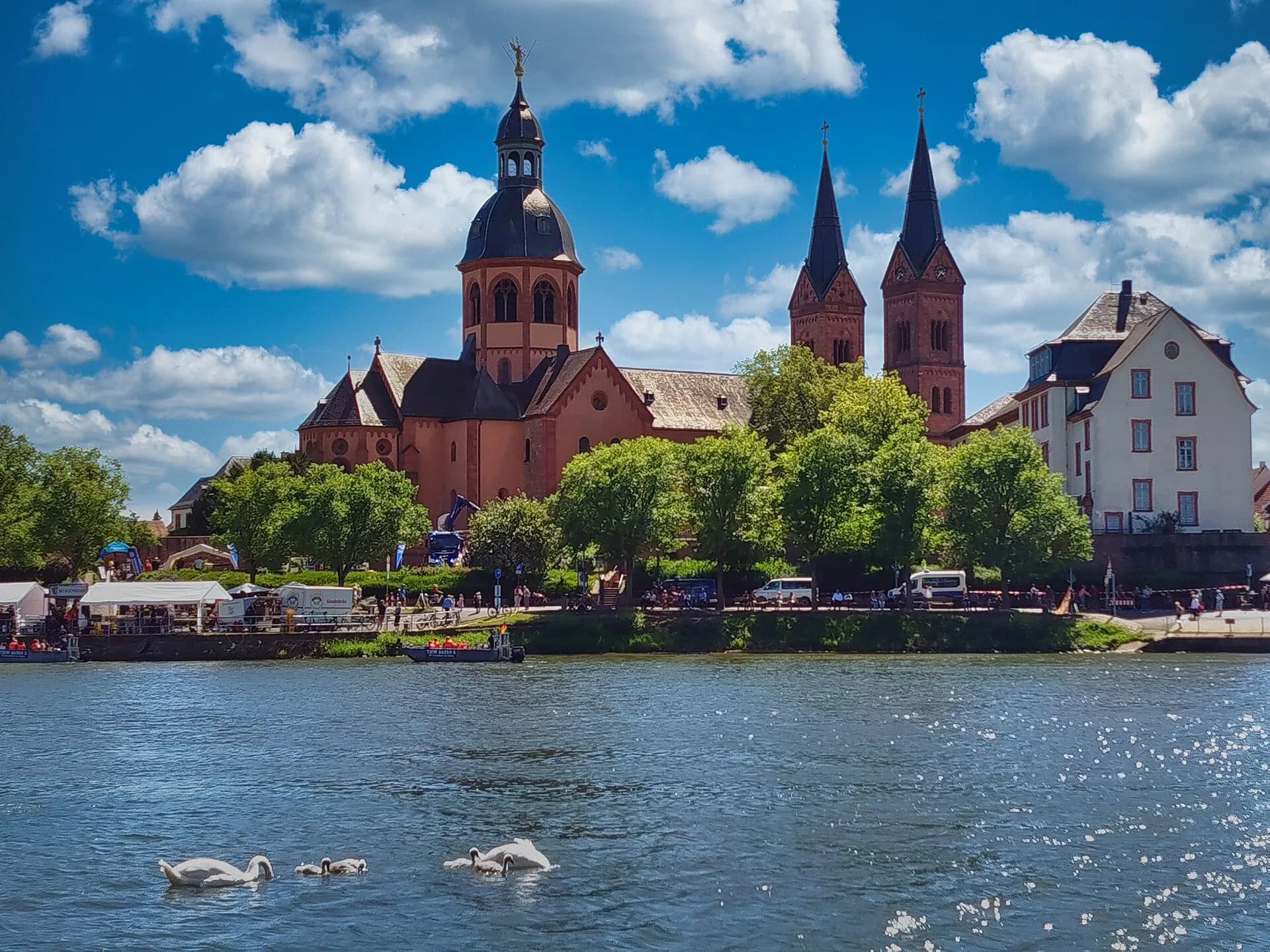 Einhardbasilika vom gegenüberliegenden Mainufer in Seligenstadt