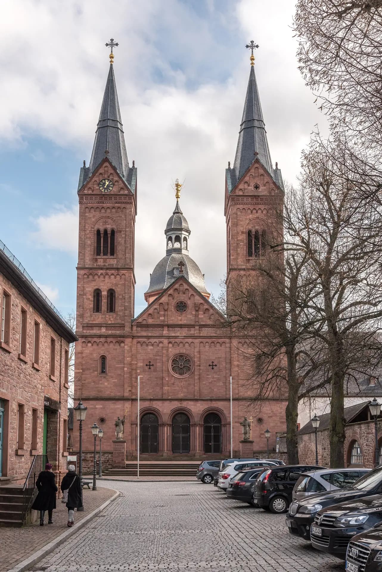 Westfassade der Einhardbasilika mit Doppeltürmen in Seligenstadt