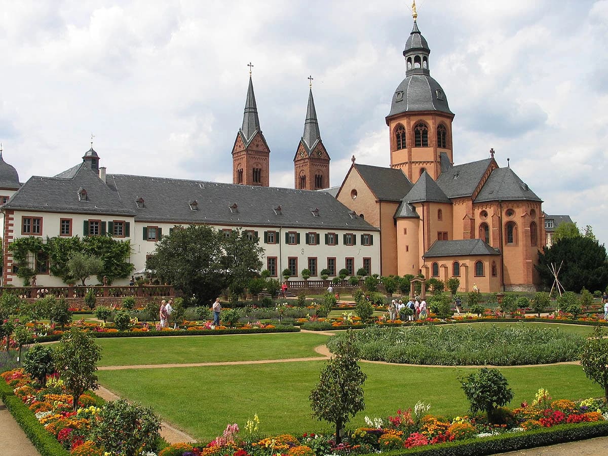 Einhardbasilika über dem Klostergarten in Seligenstadt