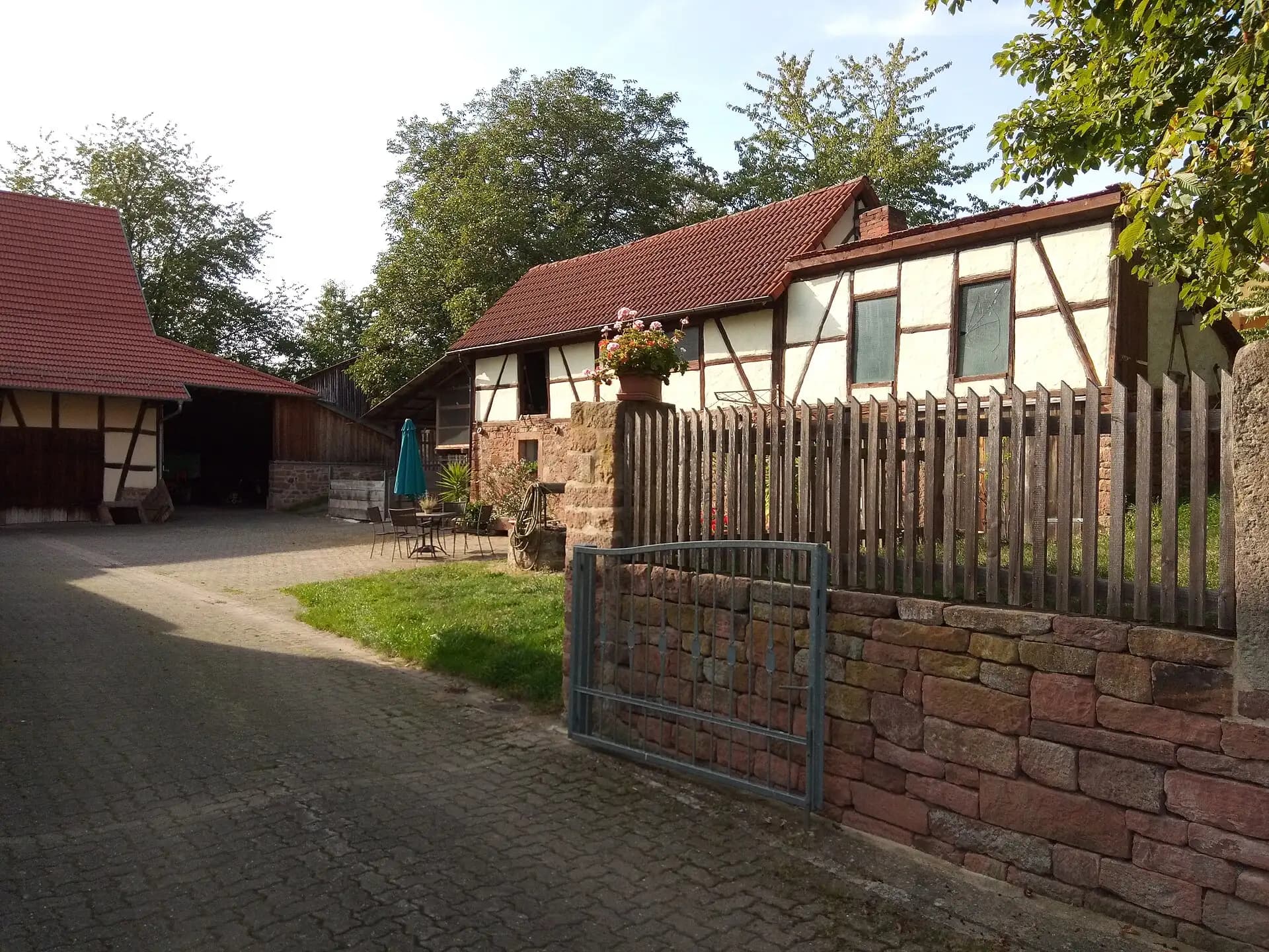 Hofzufahrt des Bauernhauses am Jägersweg in Volkersbrunn in Leidersbach