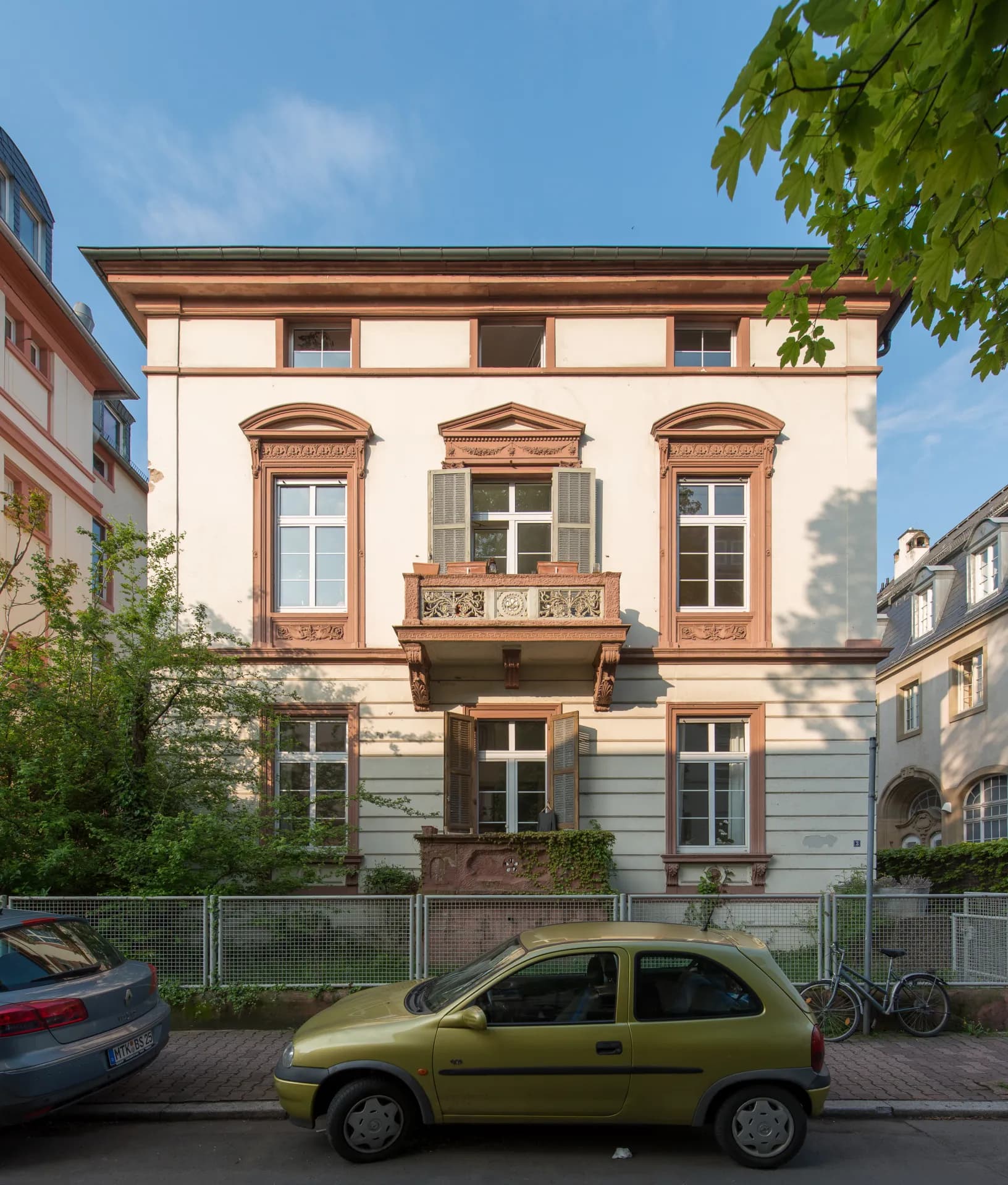 Wohnhaus mit Balkon am Baumweg im Frankfurter Nordend