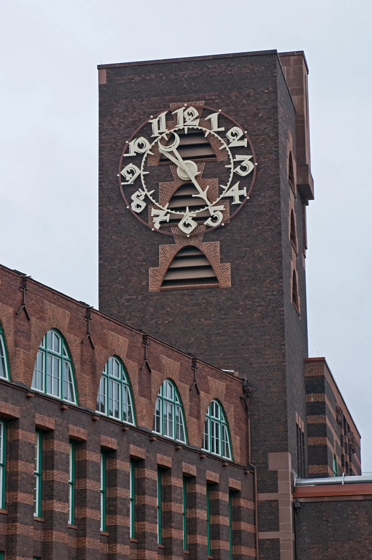 Uhrturm des Behrensbaus am Industriepark in Frankfurt Höchst