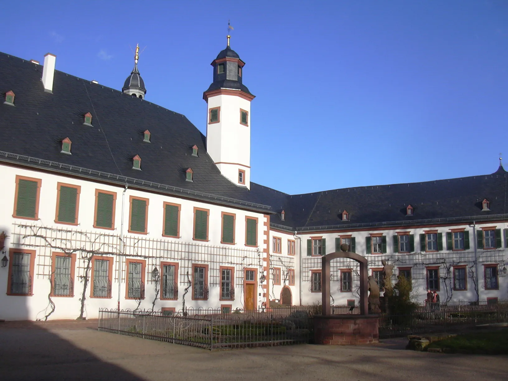 Benediktinerabtei vom Klosterhof aus in Seligenstadt