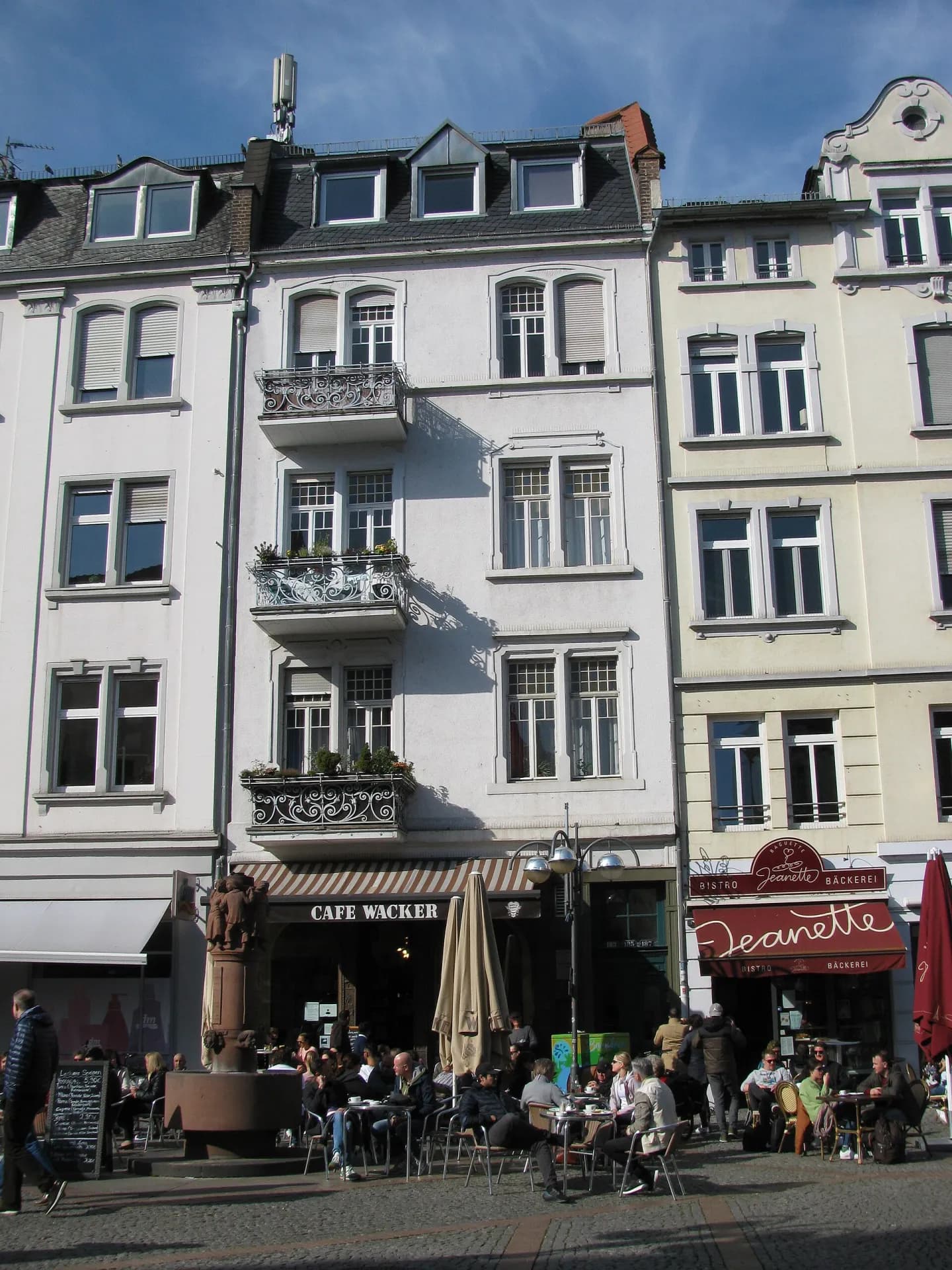 Gründerzeithaus mit Außengastronomie an der Berger Straße in Frankfurt Bornheim