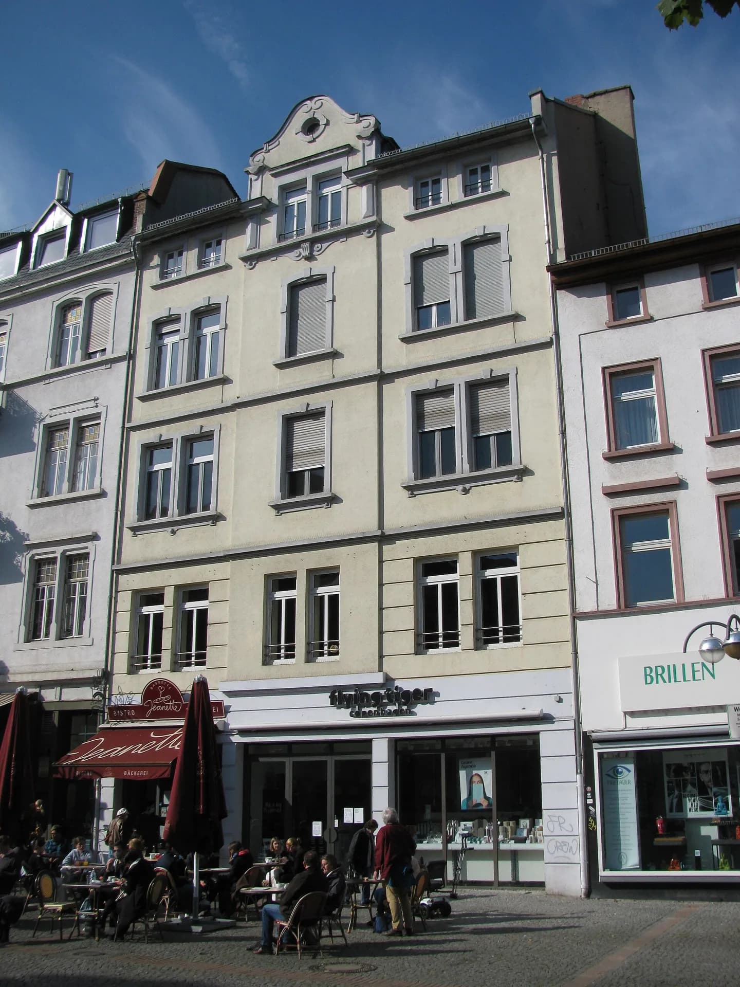 Straßencafés vor Gründerzeithäusern an der Berger Straße in Frankfurt Bornheim