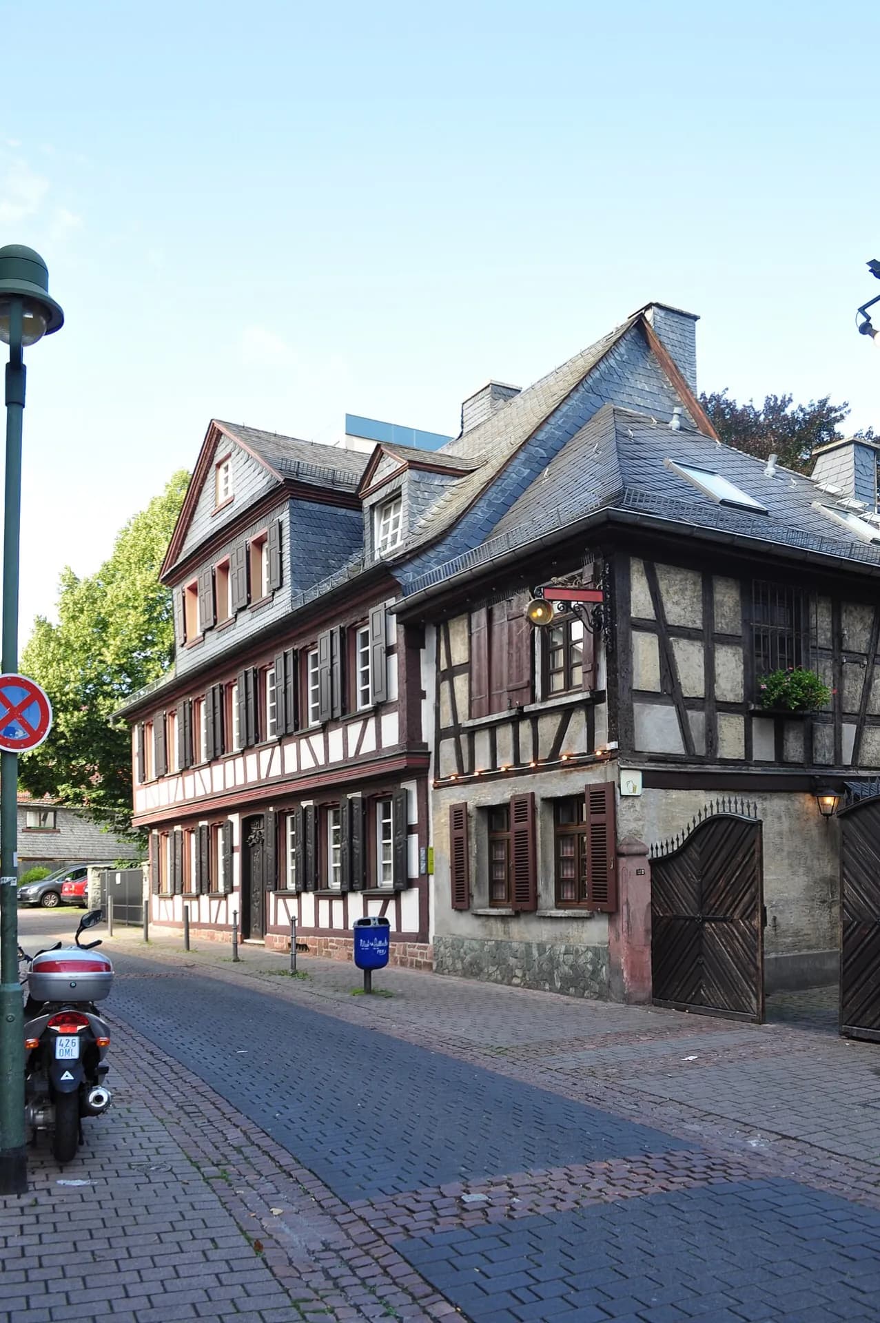 Kopfsteingepflasterte Berger Straße in Frankfurt Bornheim
