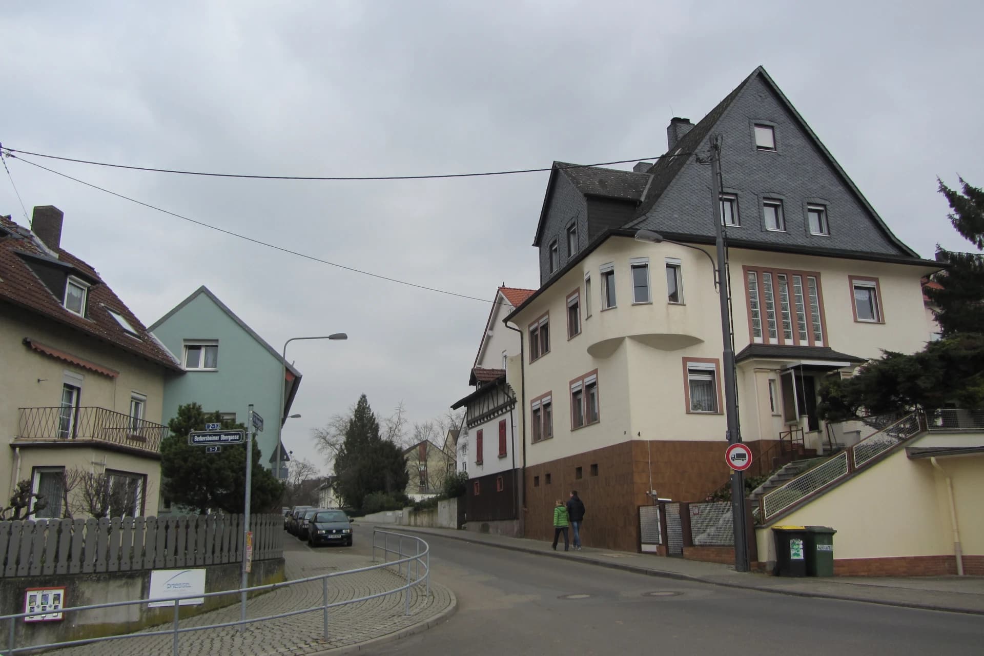 Berkersheimer Bahnstraße in Frankfurt Berkersheim