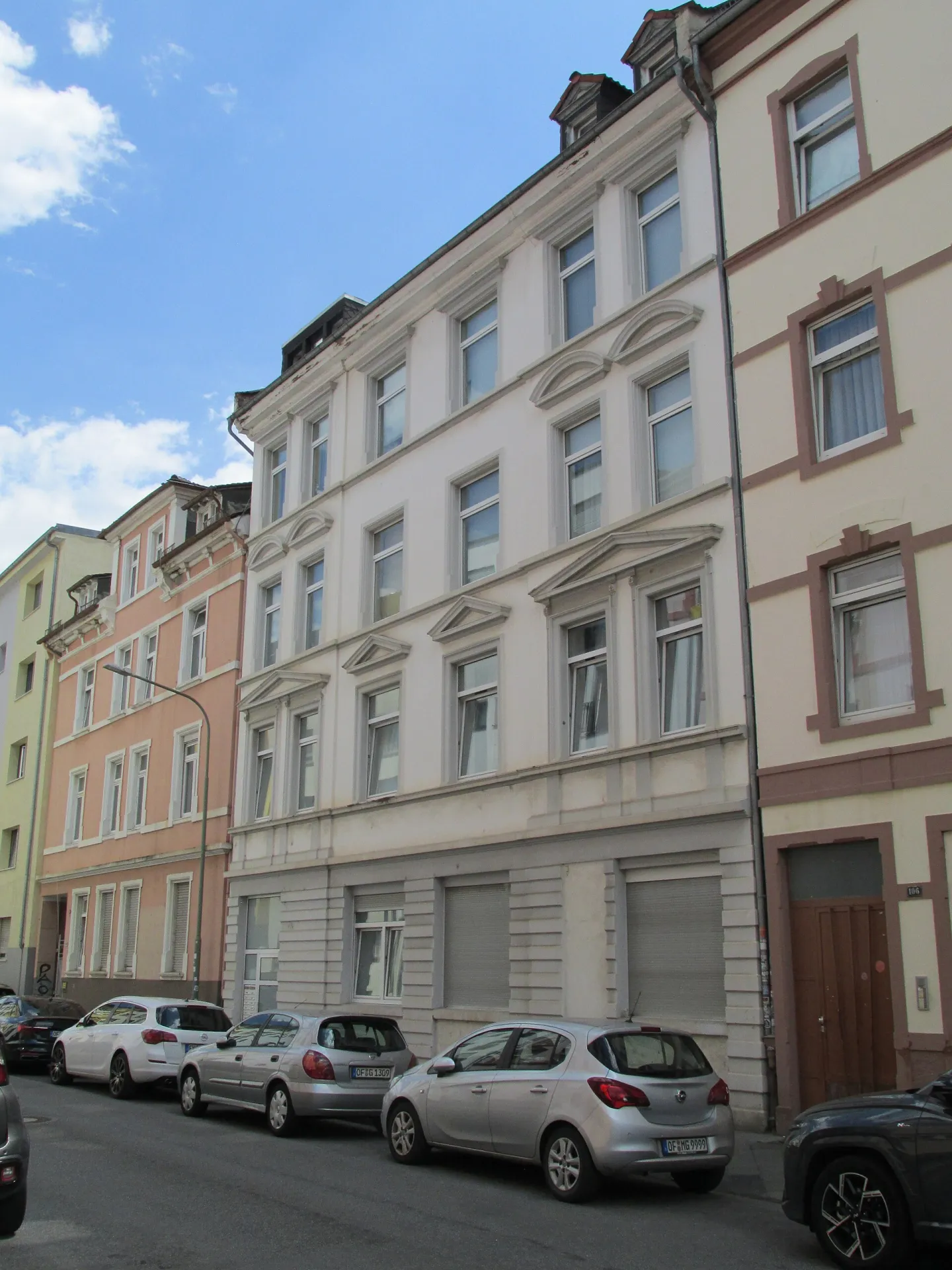 Straßenzeile an der Bernardstraße 104 in Offenbach