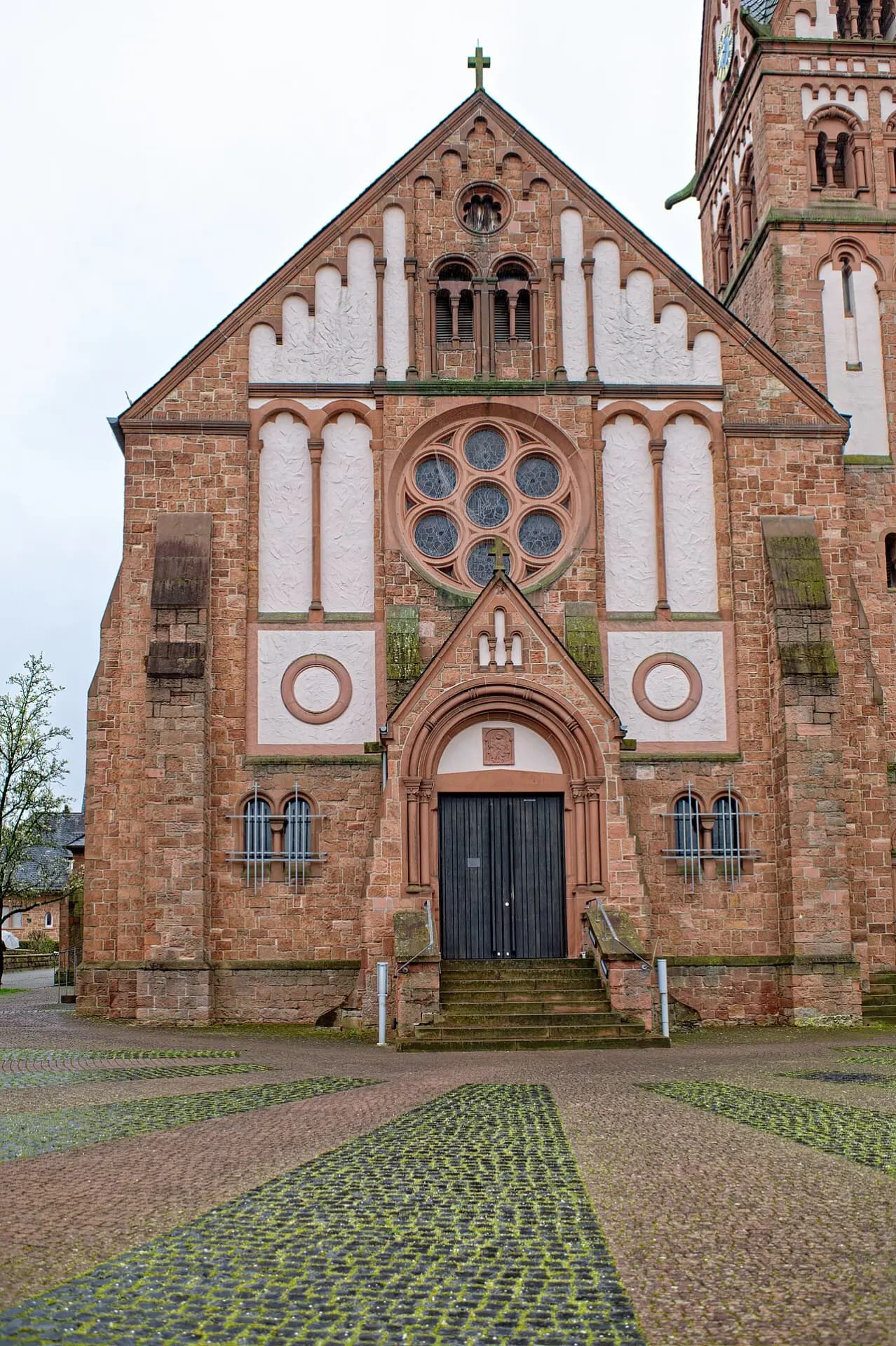 Westfassade der Kirche St. Bartholomäus im Ortsteil Bernbach in Freigericht