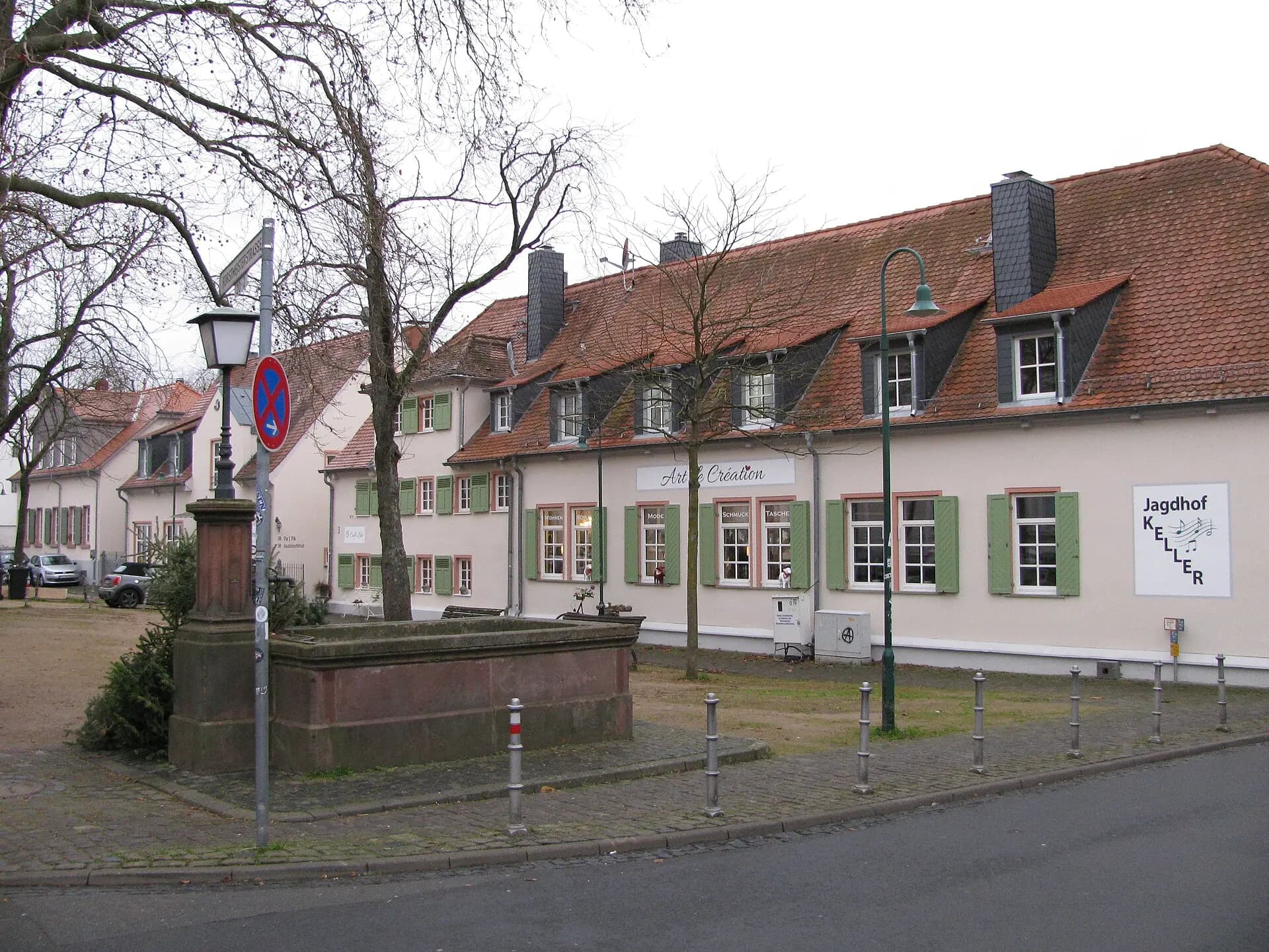 Platz mit Brunnen vor dem Bessunger Jagdhof in Darmstadt-Bessungen