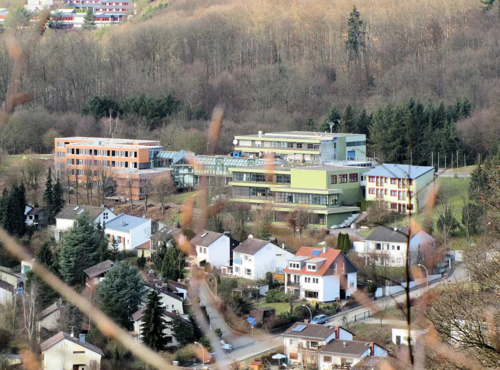 Bildungszentrum und Wohnhäuser am Hang in Eppstein