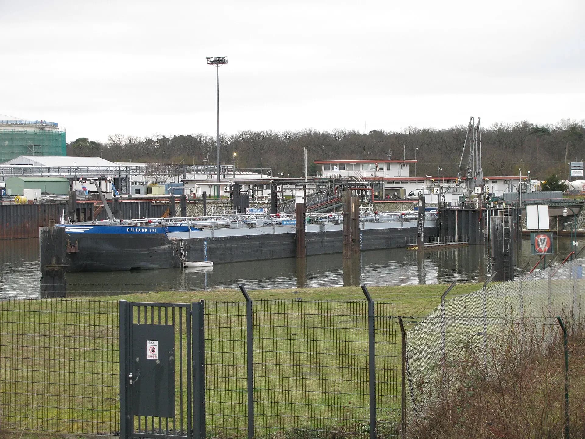Binnenschiff im Ölhafen von Raunheim