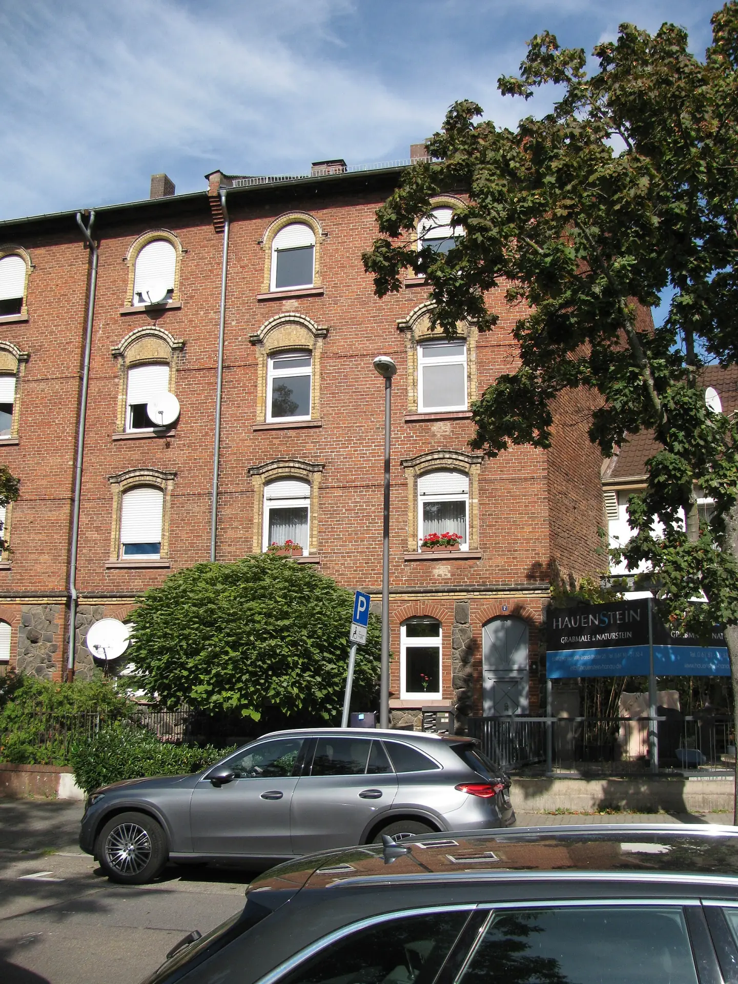 Mietshaus mit Rundbogenfenstern in der Birkenhainer Straße in Hanau