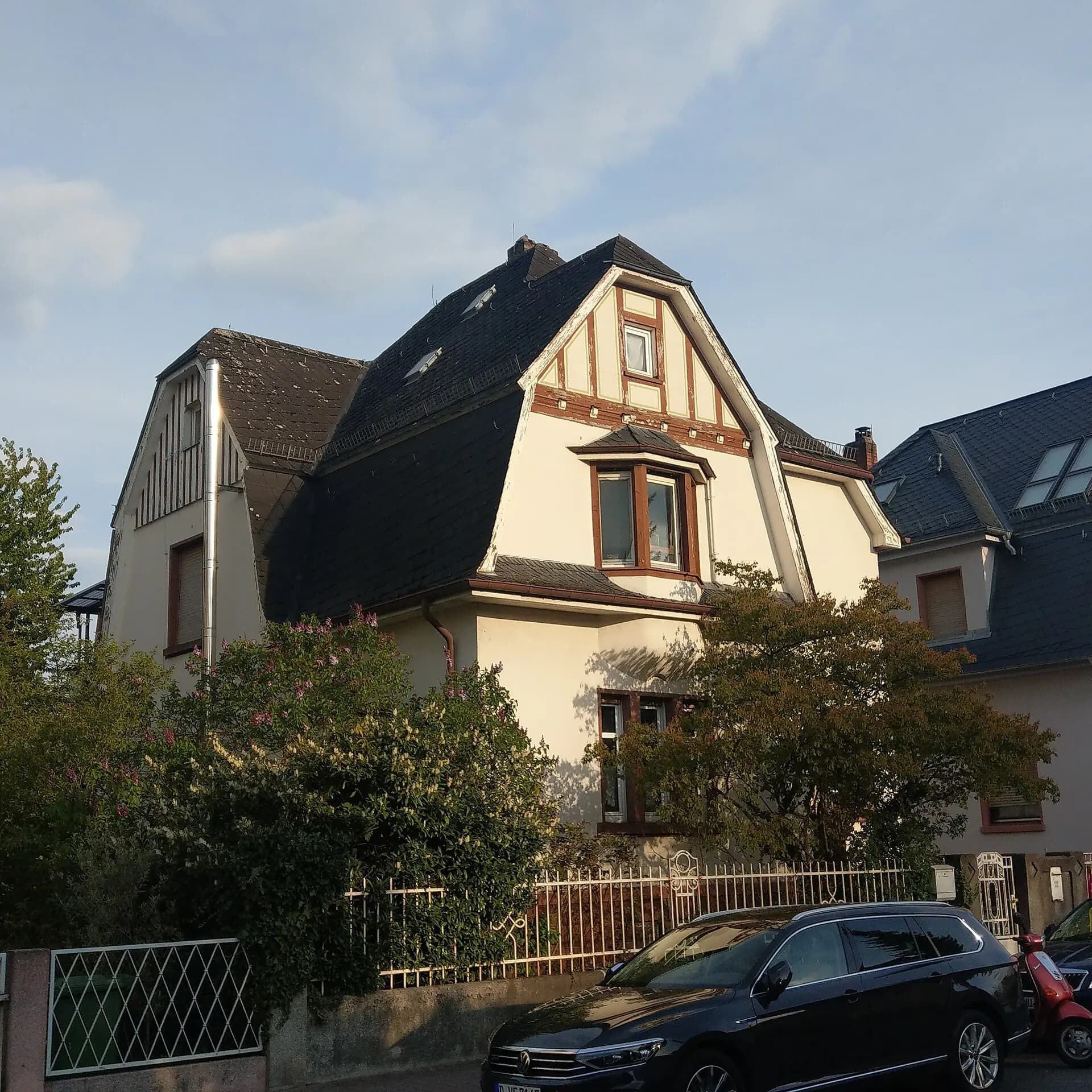 Wohnhaus mit Fachwerkgiebel und Erker Am Kreuzstein 45 in Maintal-Bischofsheim