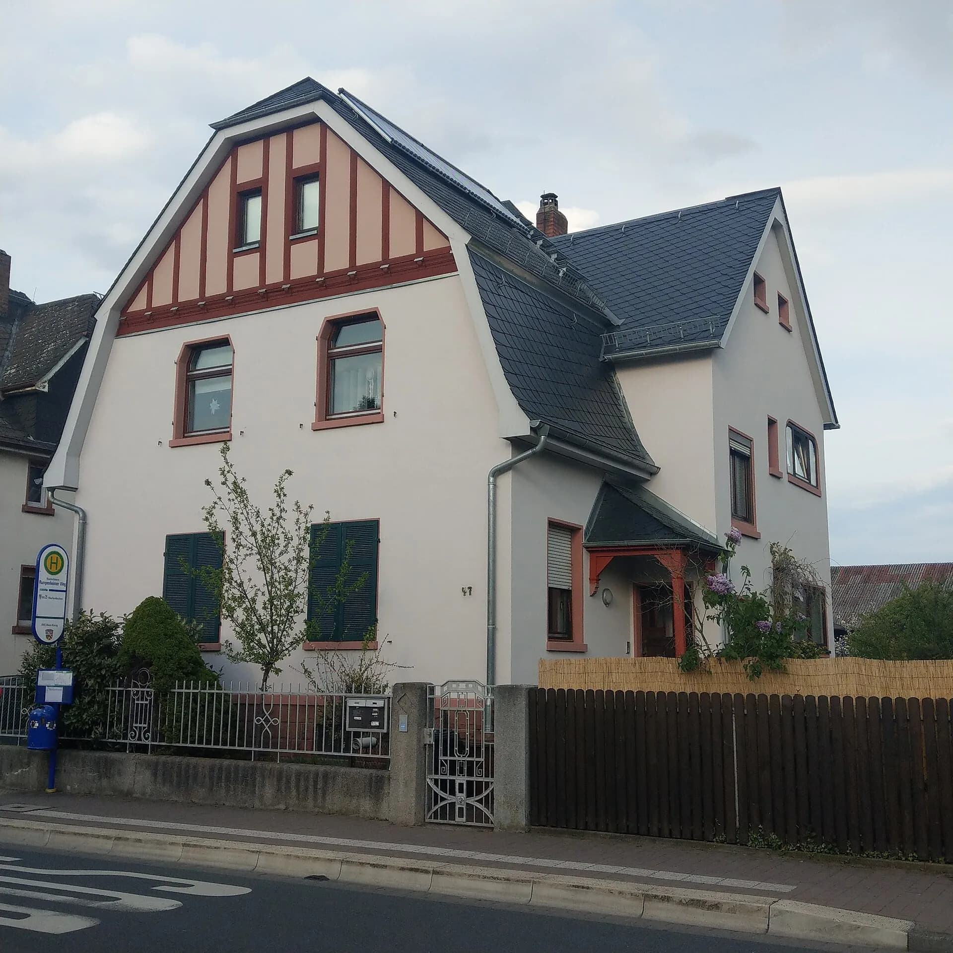 Wohnhaus mit rosa abgesetztem Fachwerkgiebel Am Kreuzstein 47 in Maintal-Bischofsheim