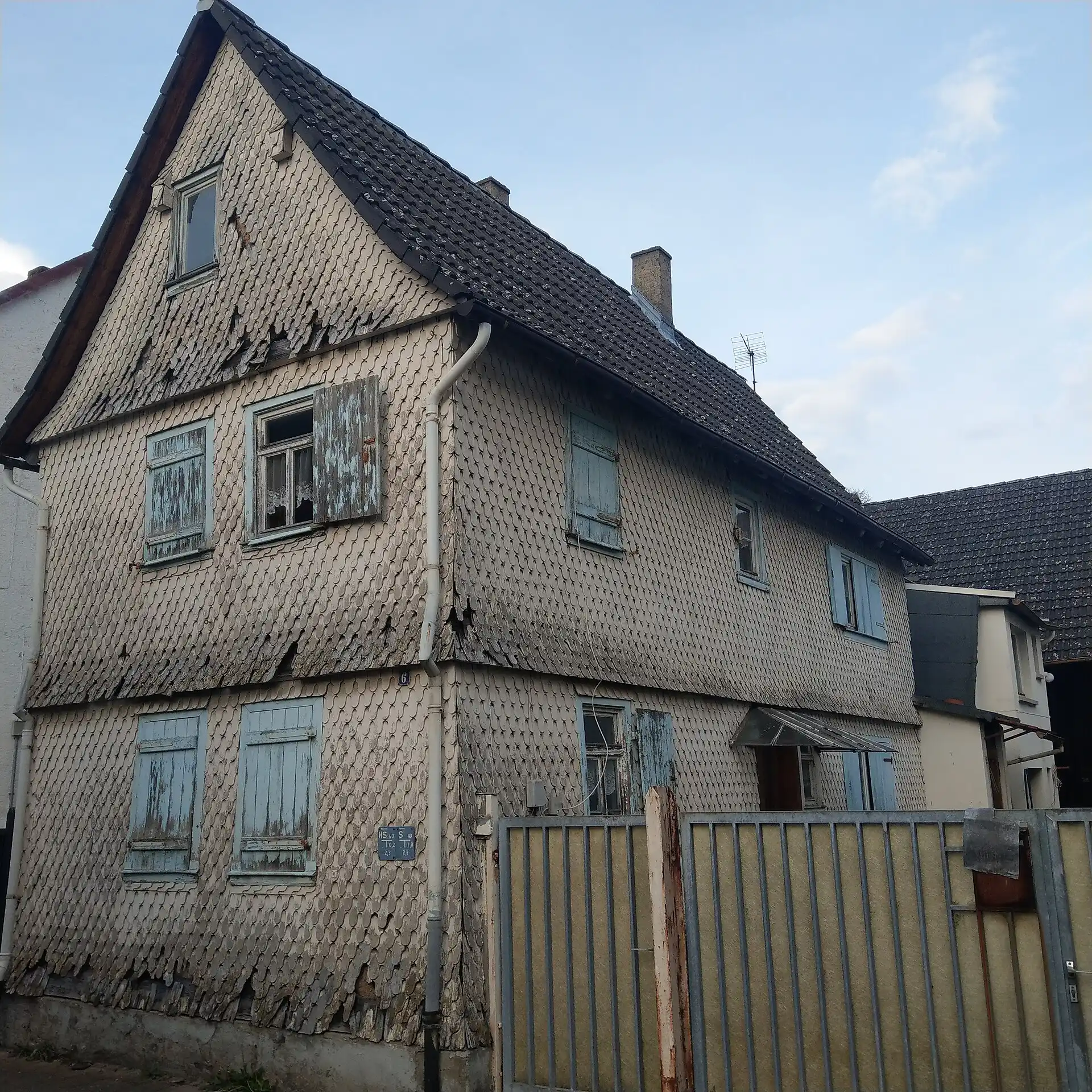 Mit Ziegeln verschindeltes Wohnhaus Borngasse 6 in Maintal-Bischofsheim