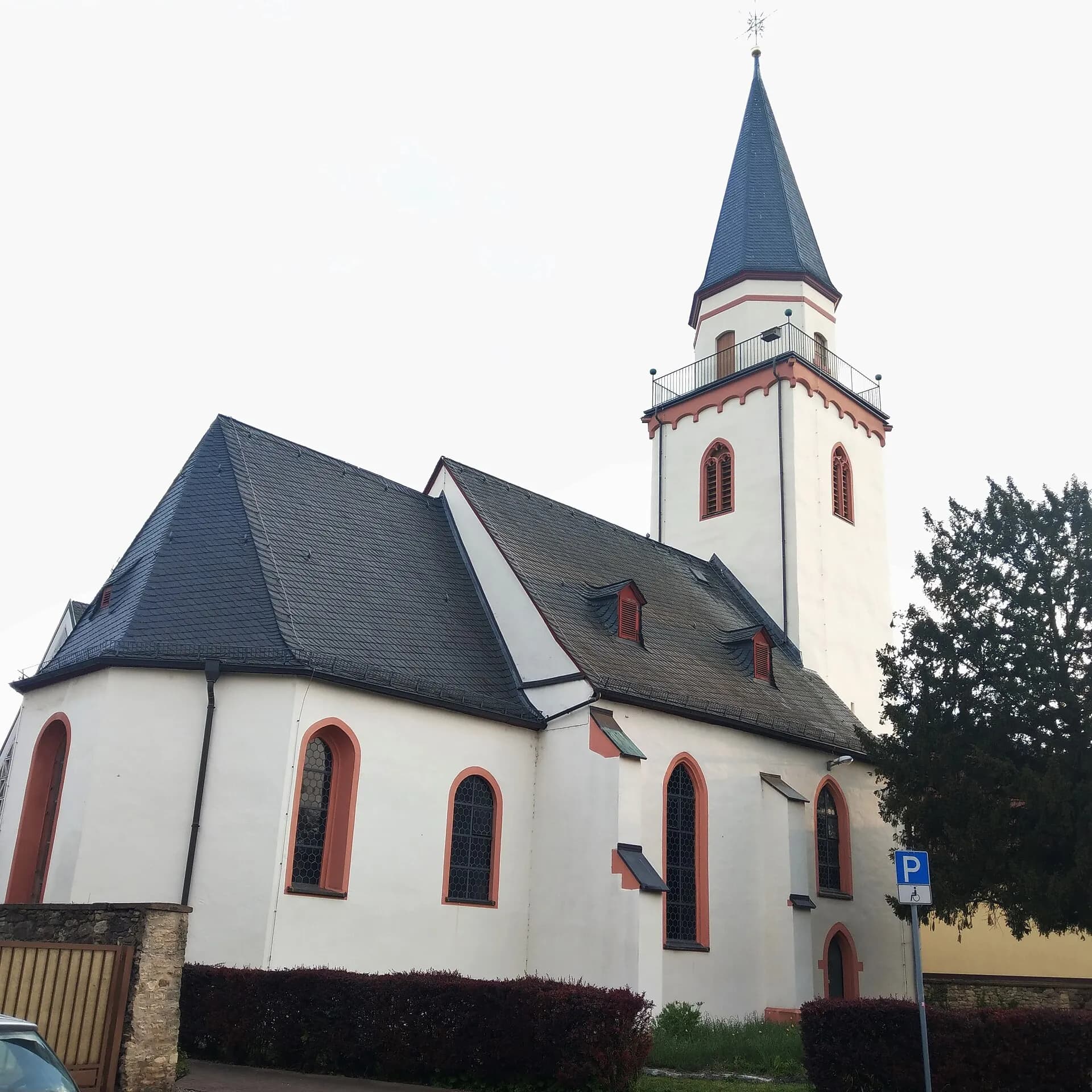 Seitenansicht der Evangelischen Kirche in Maintal-Bischofsheim