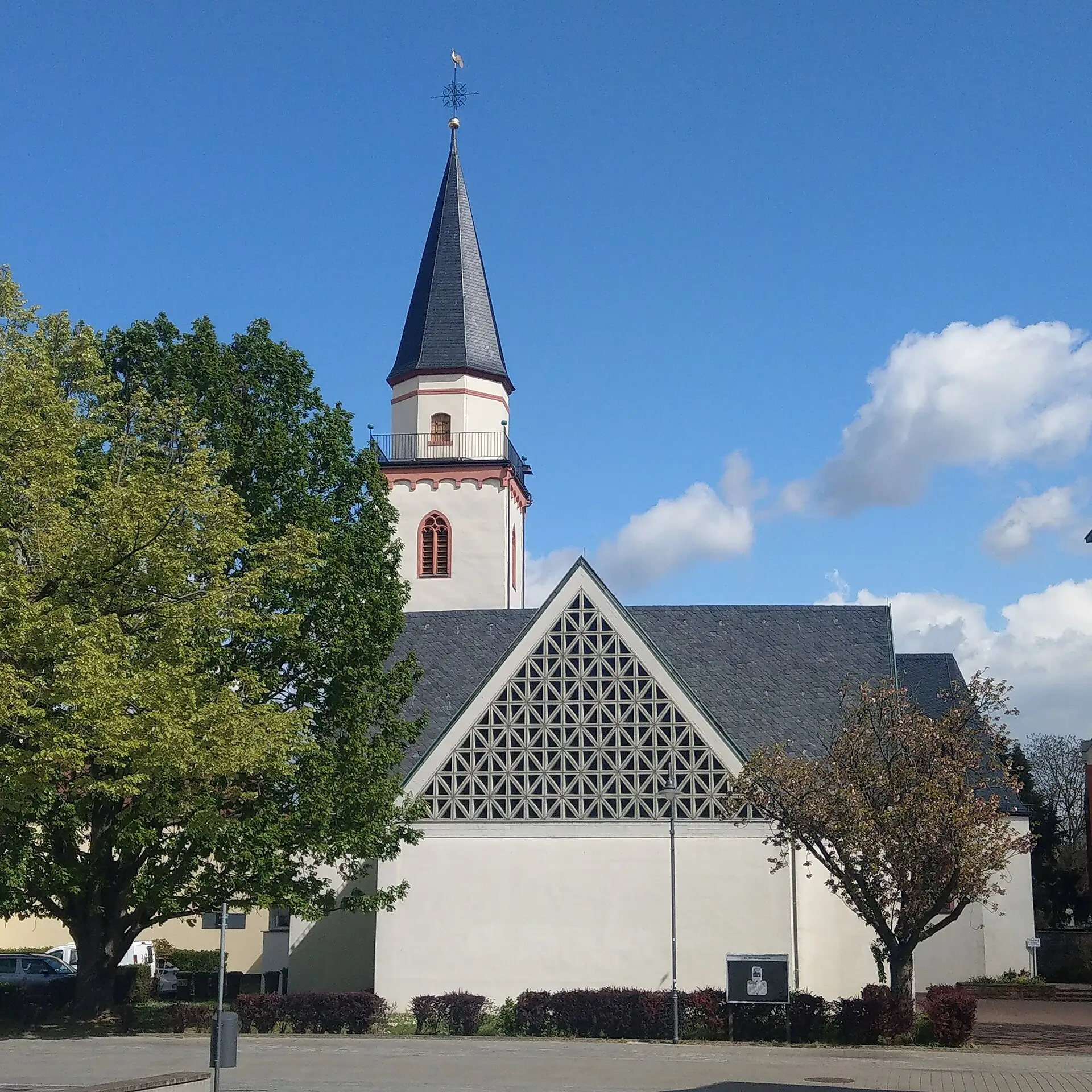 Evangelische Kirche von Süden in Maintal-Bischofsheim